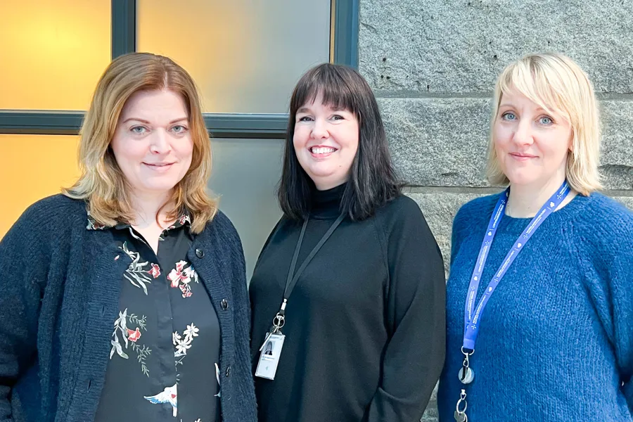 En gruppe kvinner som smiler