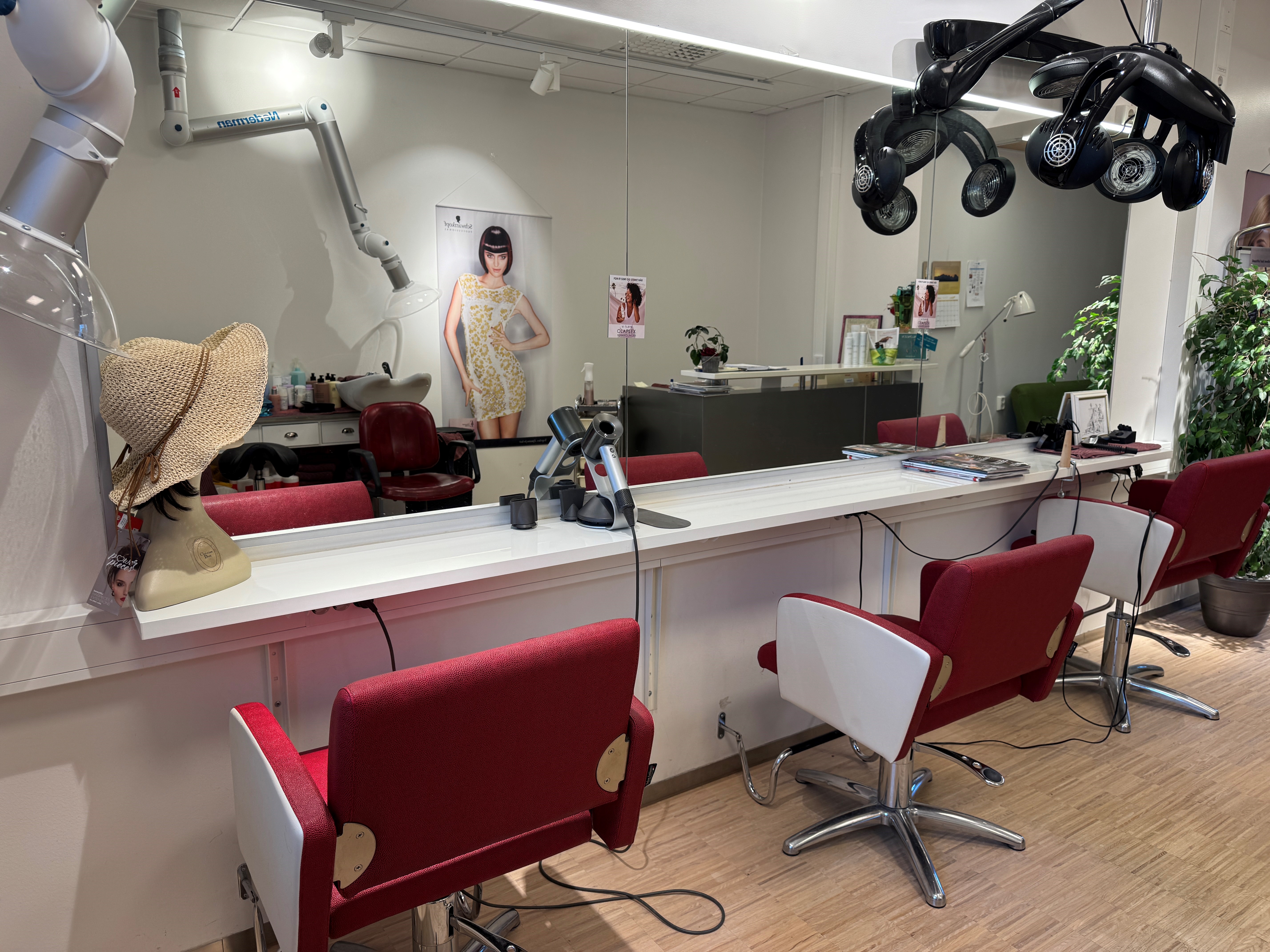 To frisørstoler og speil