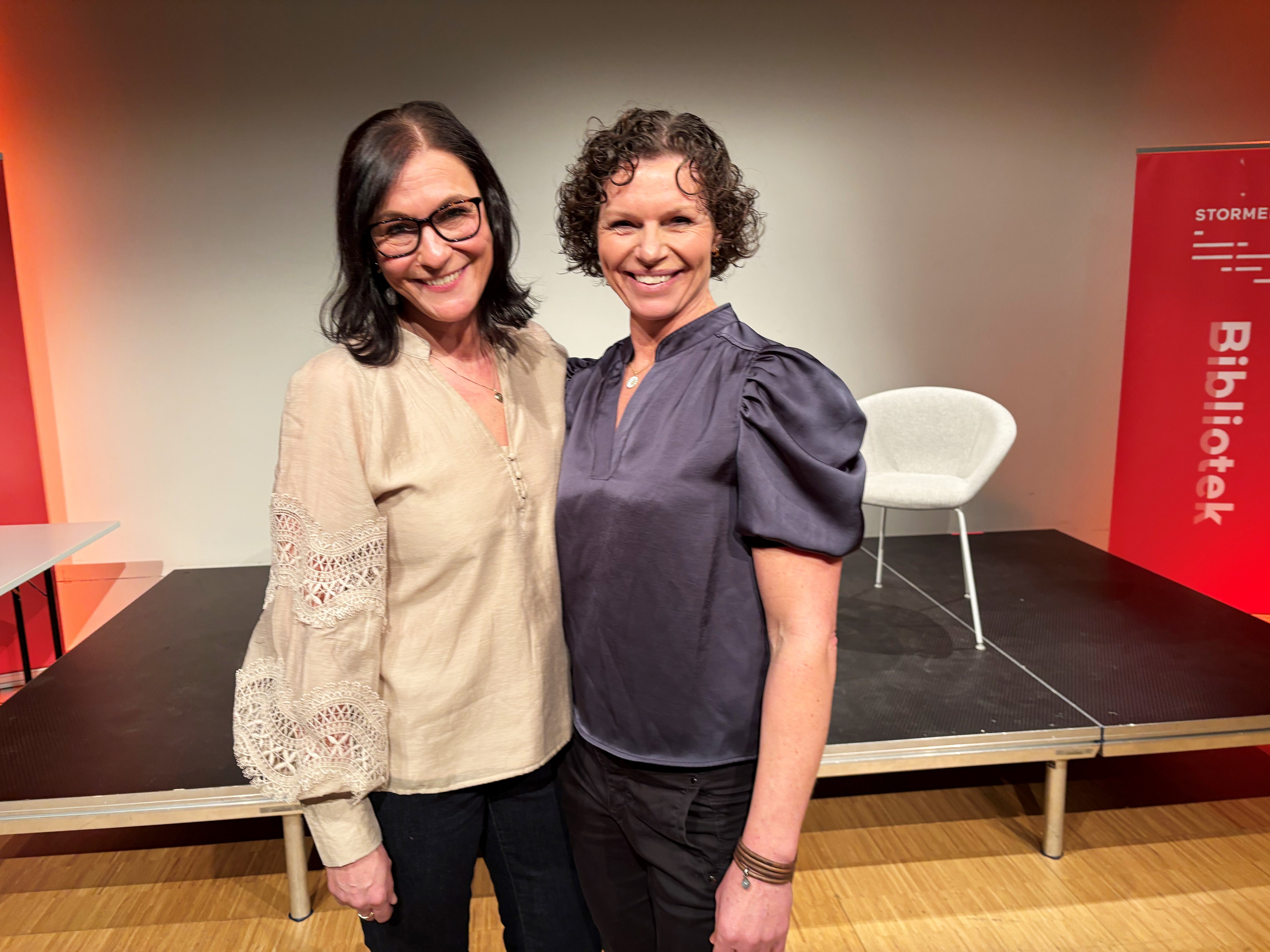 En mann og en kvinne som poserer for et bilde