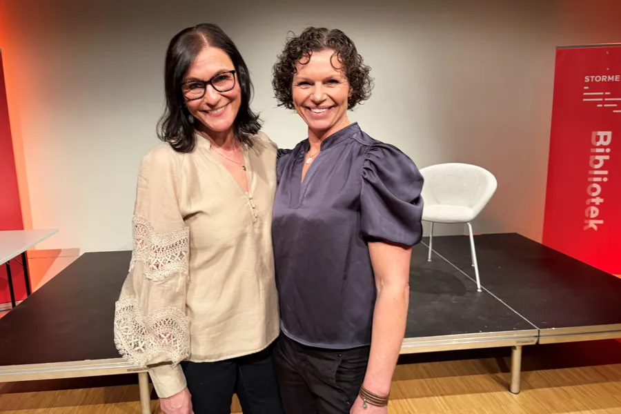 En mann og en kvinne som poserer for et bilde