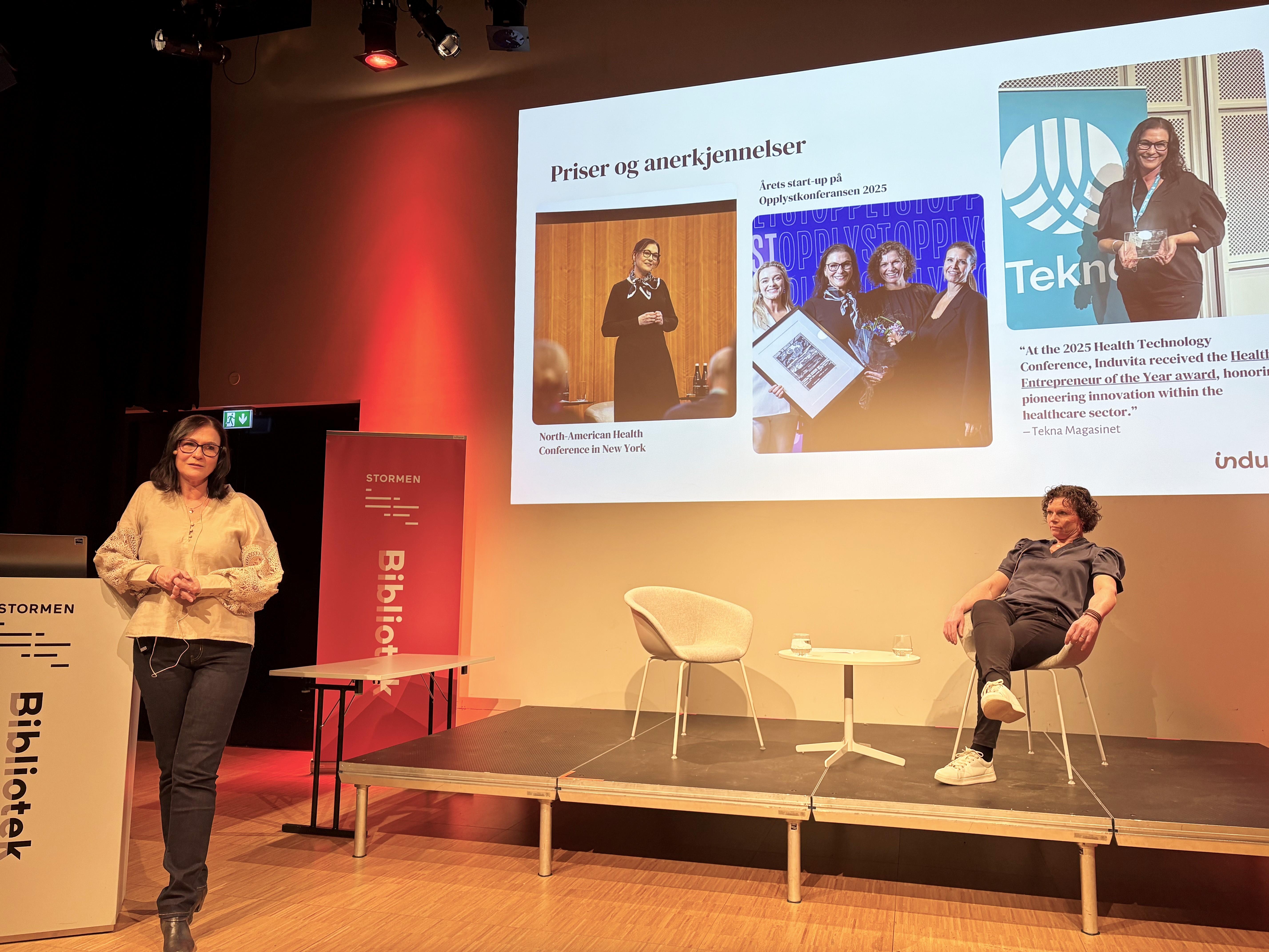 En person som står foran en projektorskjerm