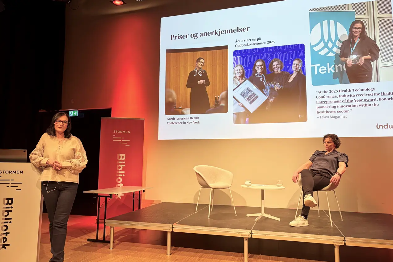 En person som står foran en projektorskjerm