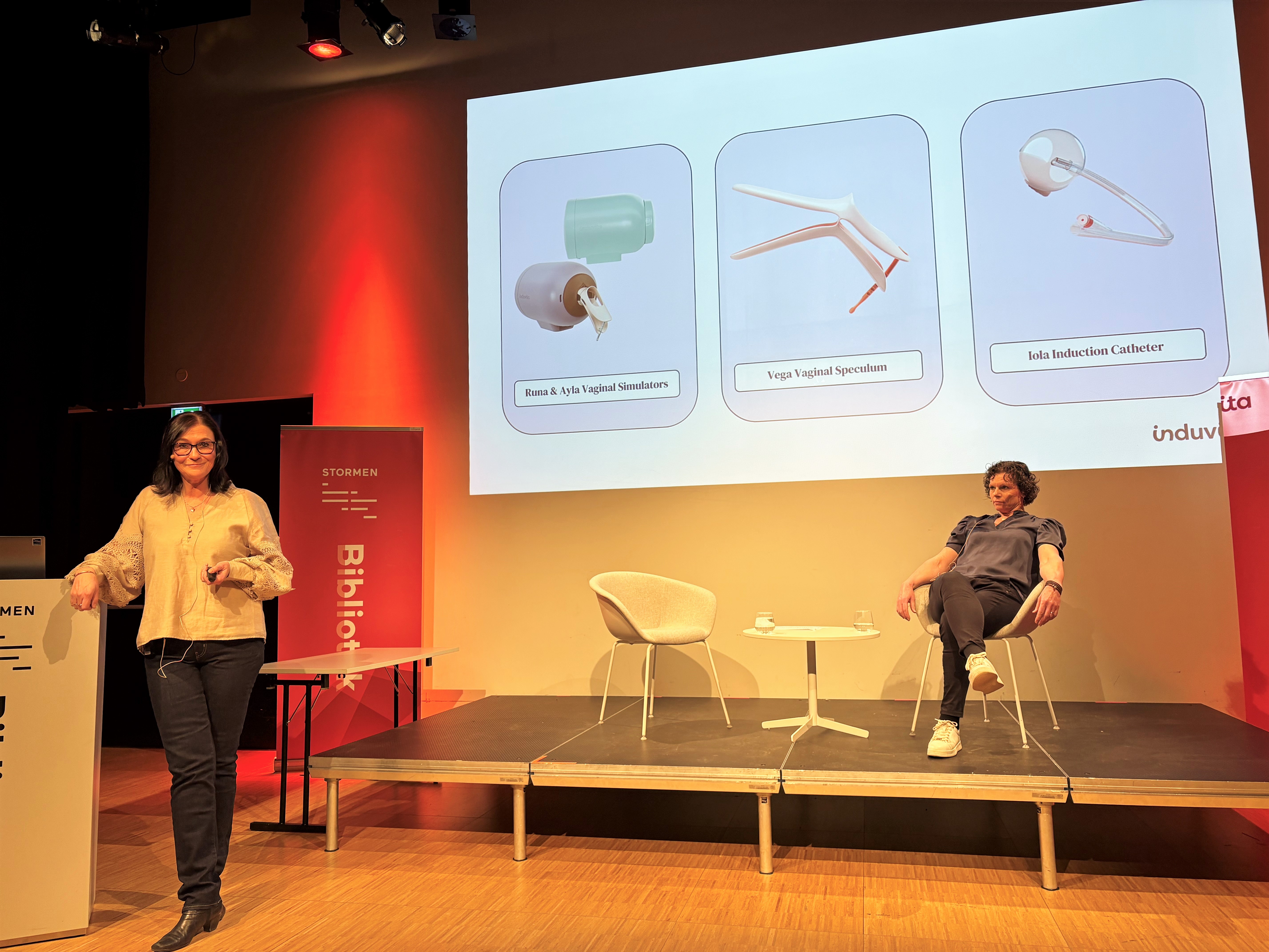 En person som står foran en projektorskjerm