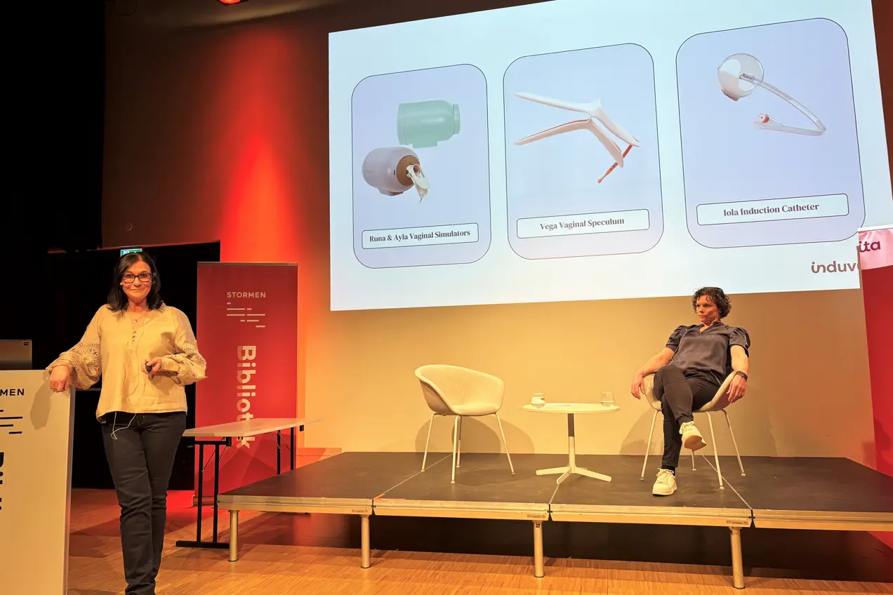 En person som står foran en projektorskjerm