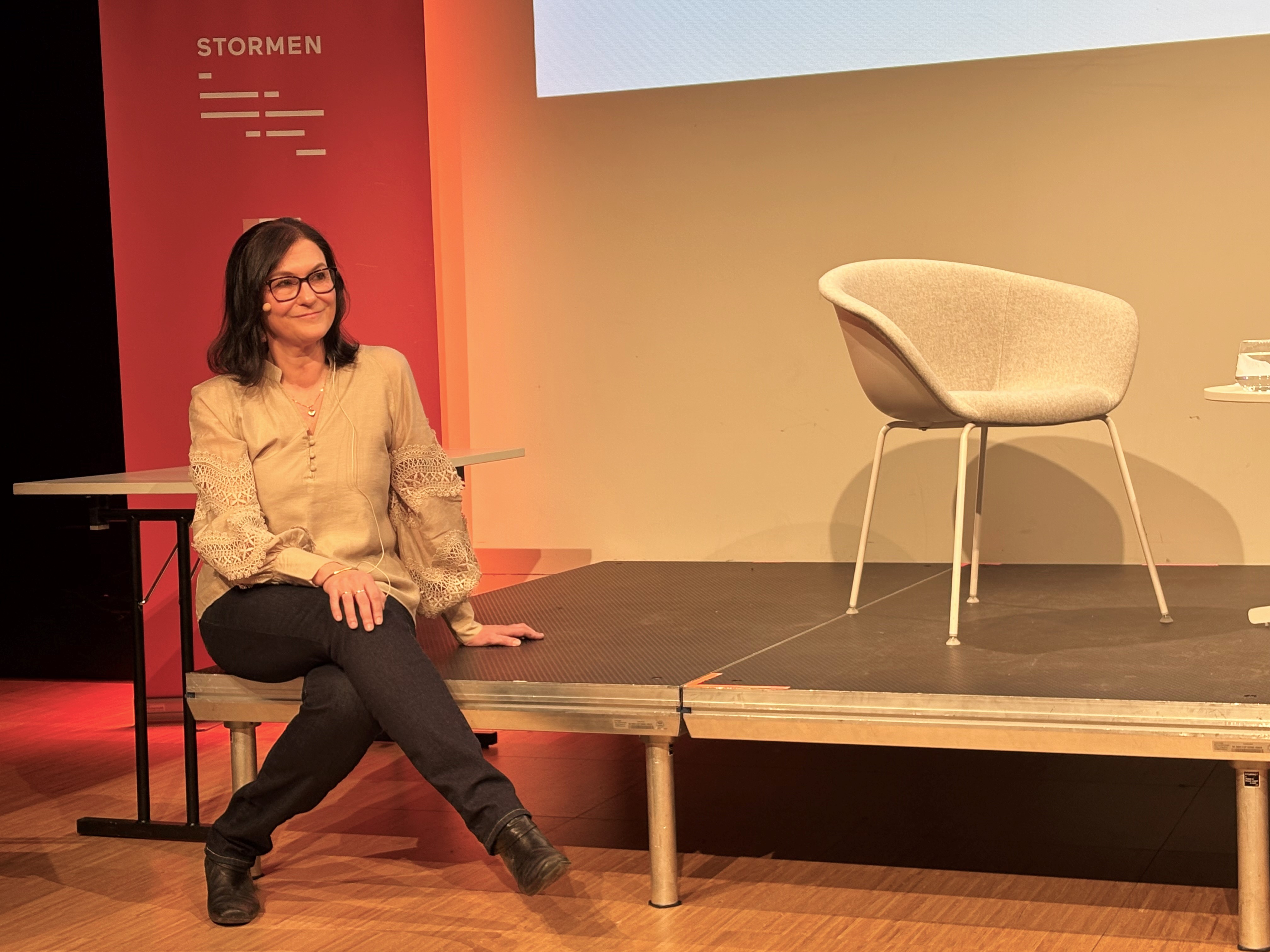 En kvinne som sitter ved et bord