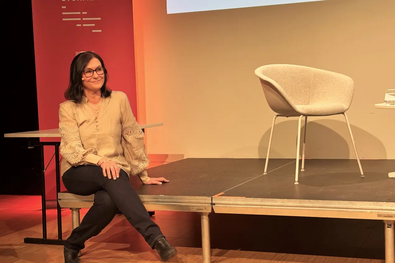 En kvinne som sitter ved et bord