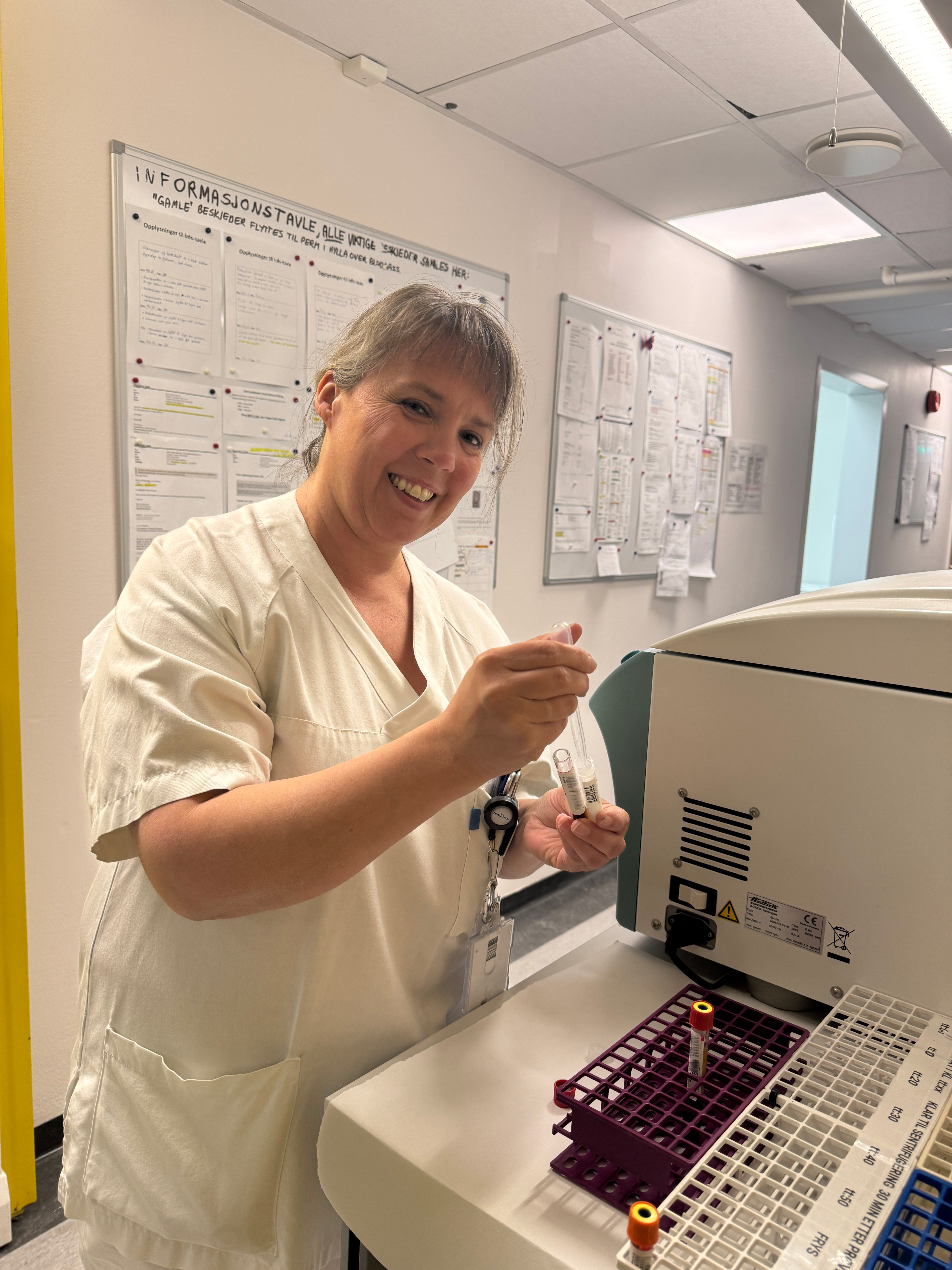 Dame i hvite sykehusklær