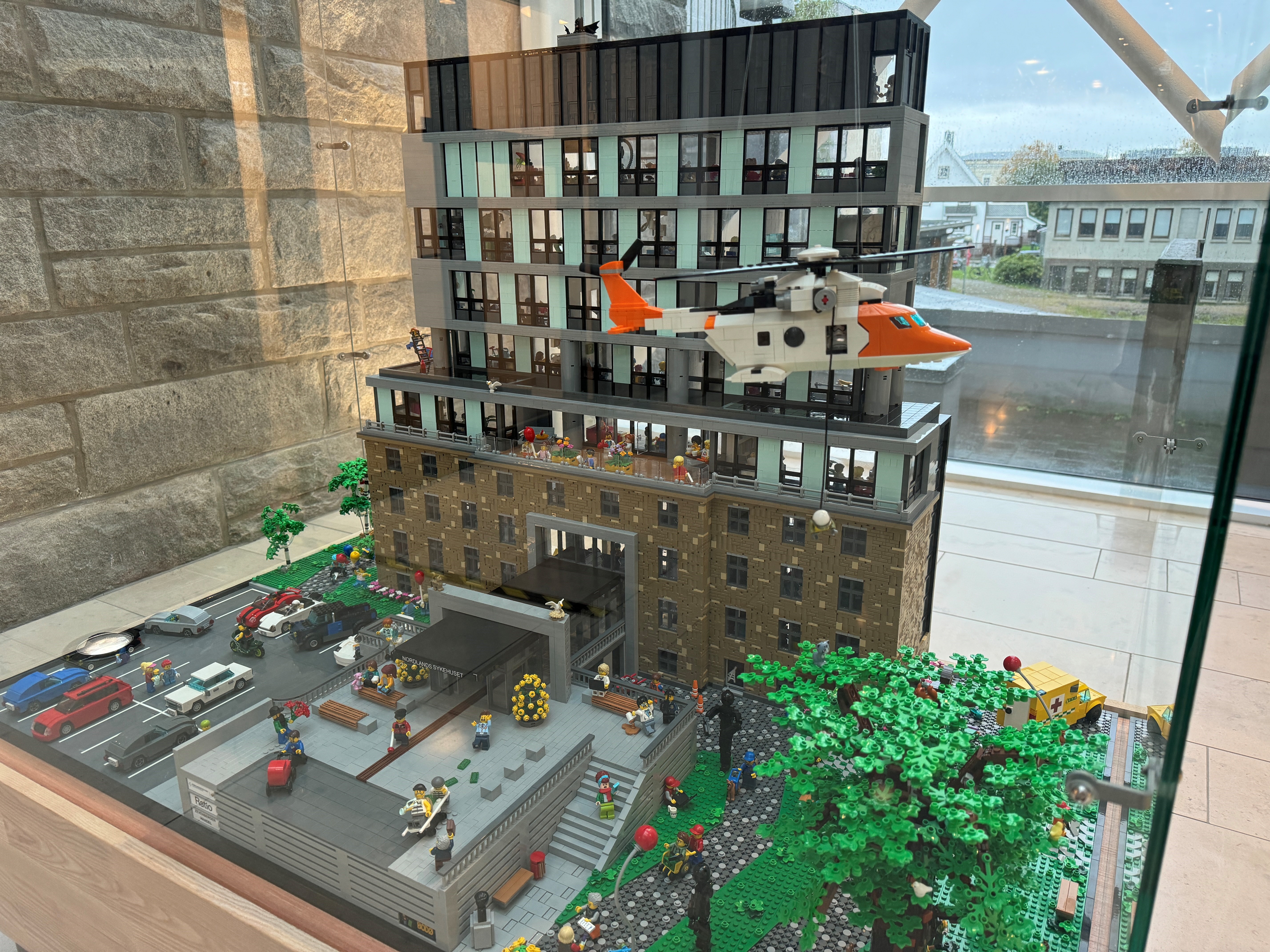 Sykehus og helikopter bygget i lego