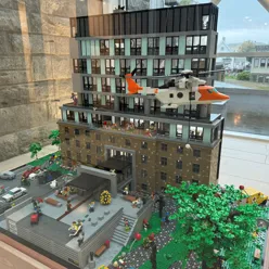 Sykehus og helikopter bygget i lego