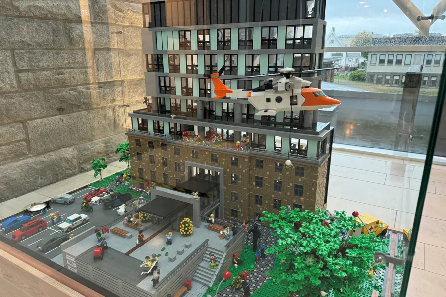 Sykehus og helikopter bygget i lego
