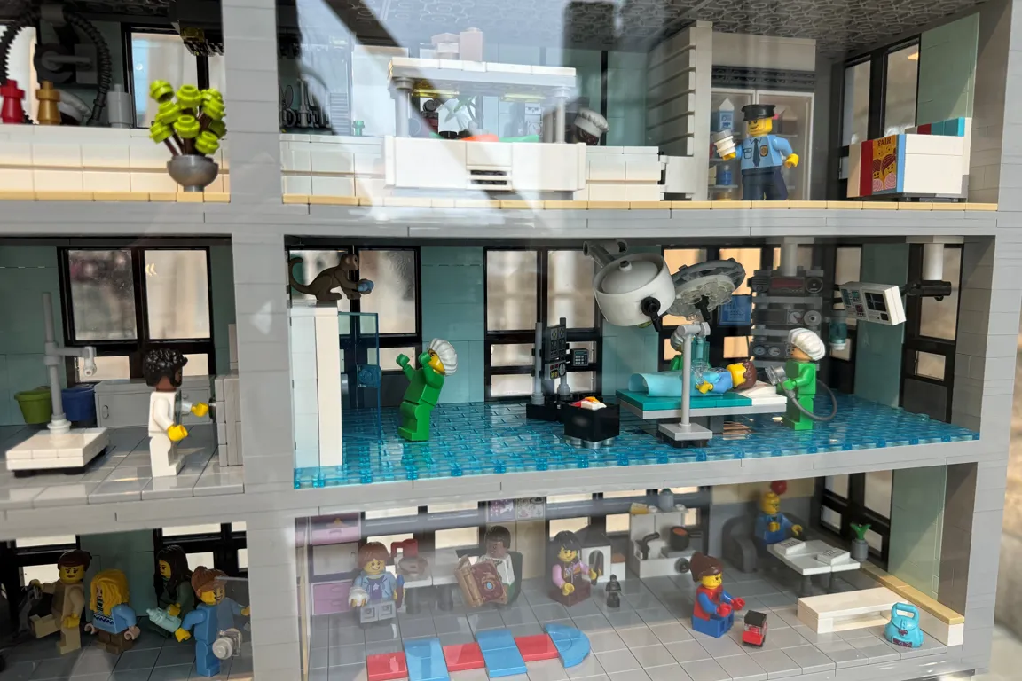 Legofigurer på sykehus