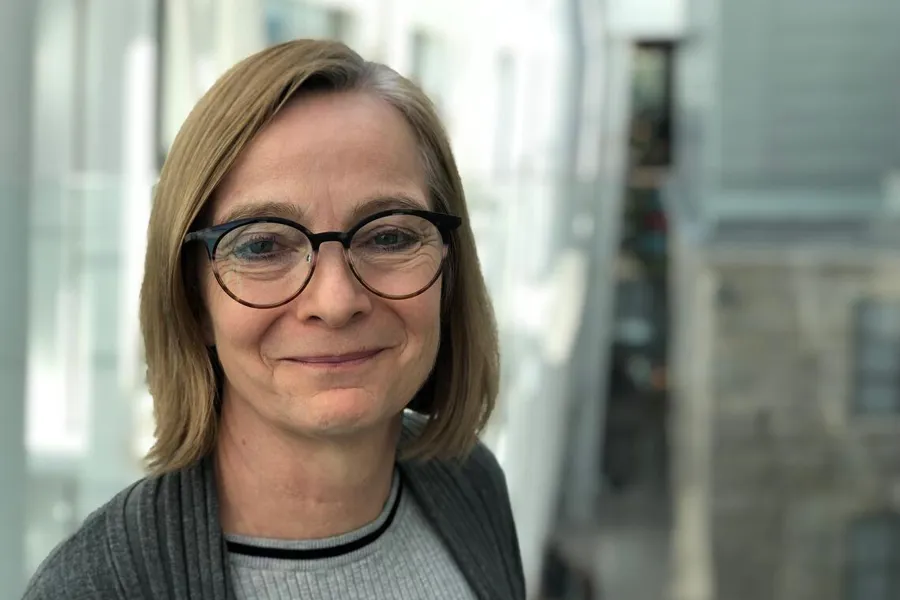 En person som bruker briller