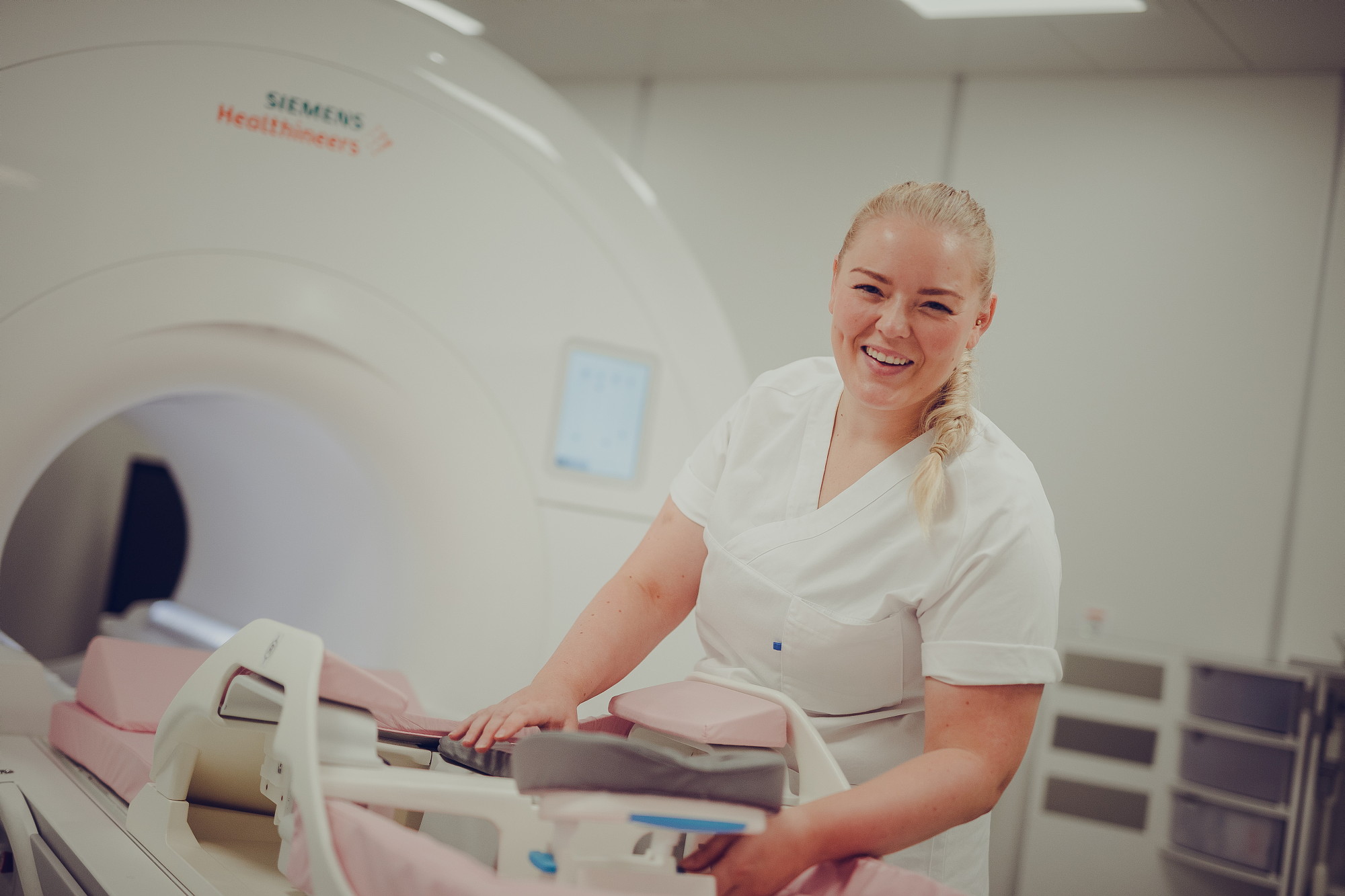 Radiolog atmed røntgenmaskin