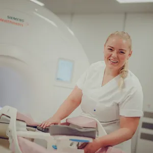 Radiolog atmed røntgenmaskin