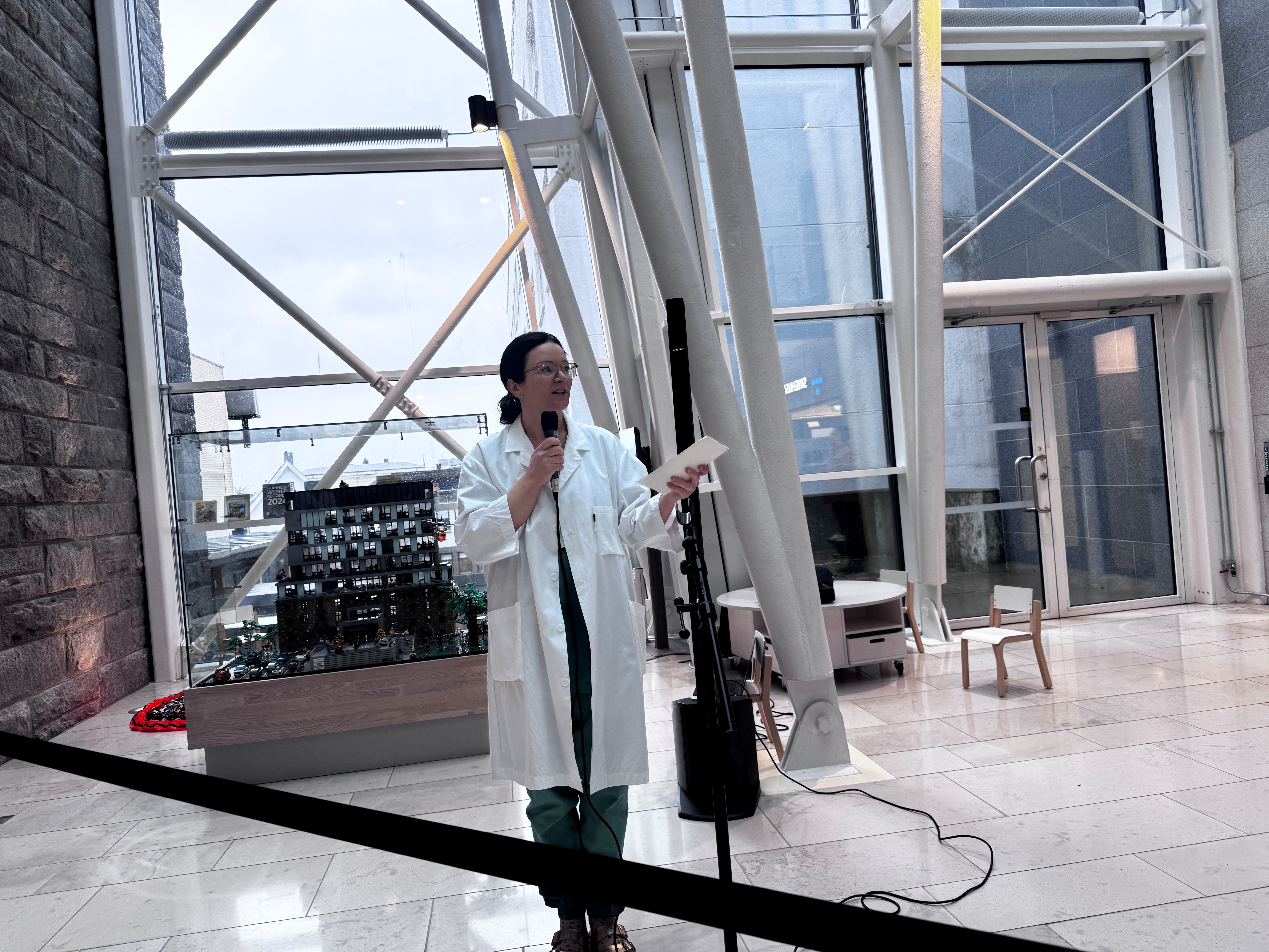 En mann i hvit frakk som snakker i mobiltelefon