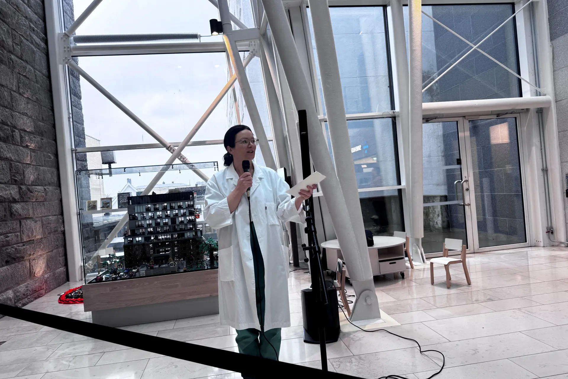 En mann i hvit frakk som snakker i mobiltelefon