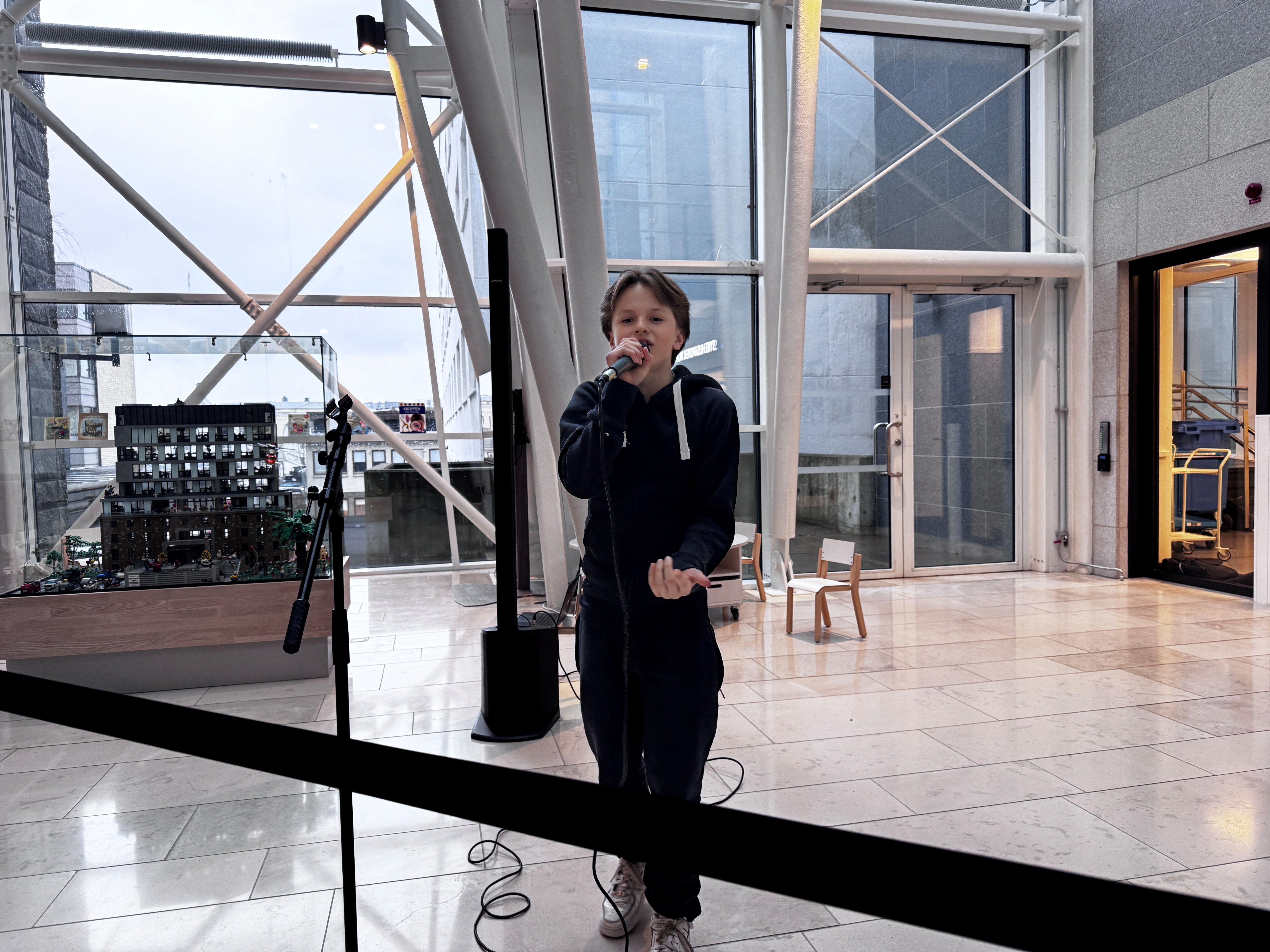 En person som står foran en mikrofon