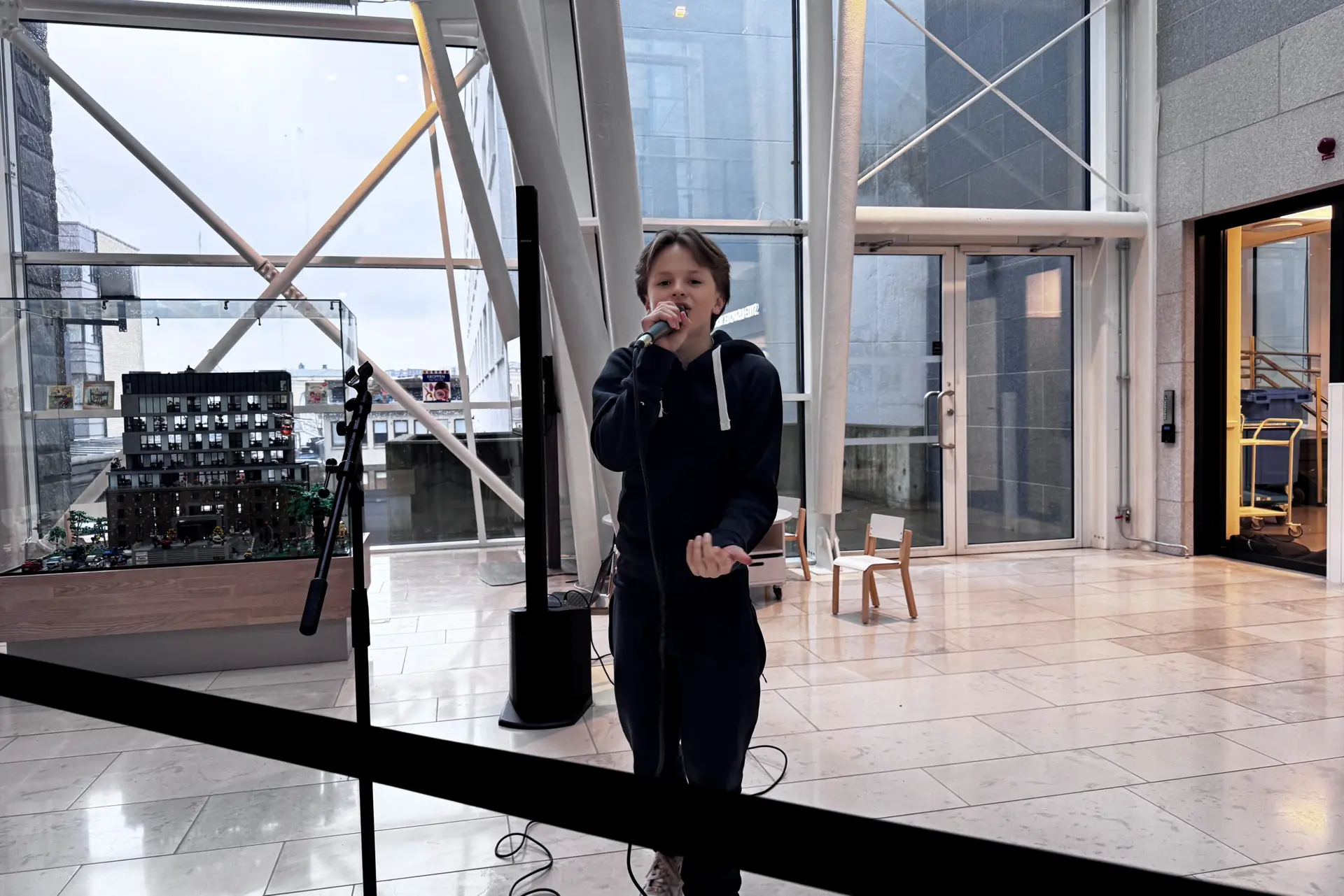 En person som står foran en mikrofon