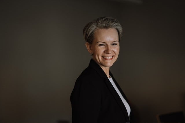 En person som smiler til kameraet