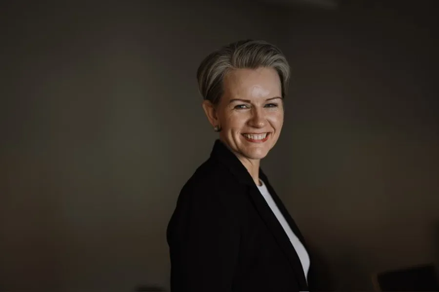 En person som smiler til kameraet