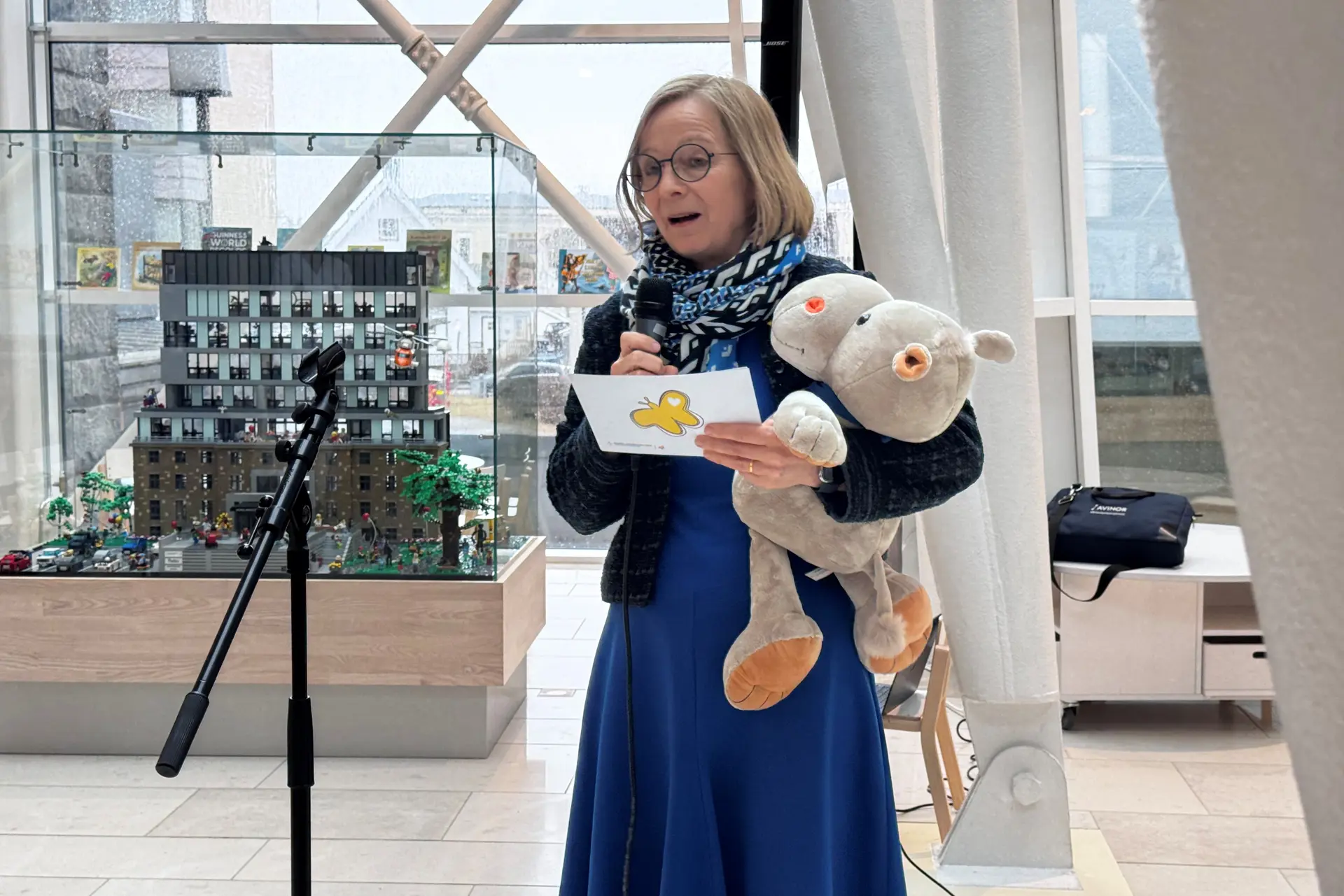 En person som holder et kosedyr