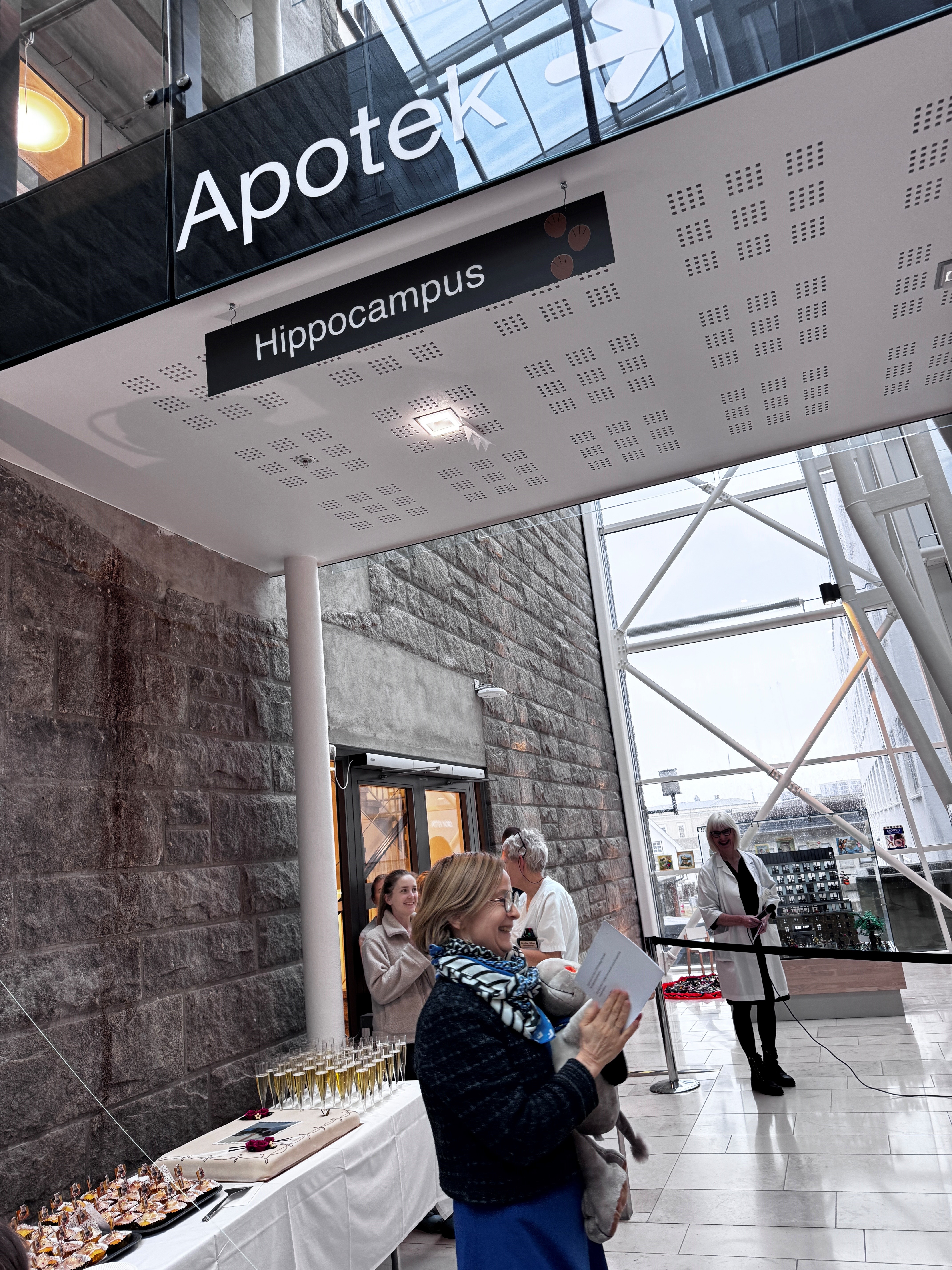 Ulike skilt som henger i taket