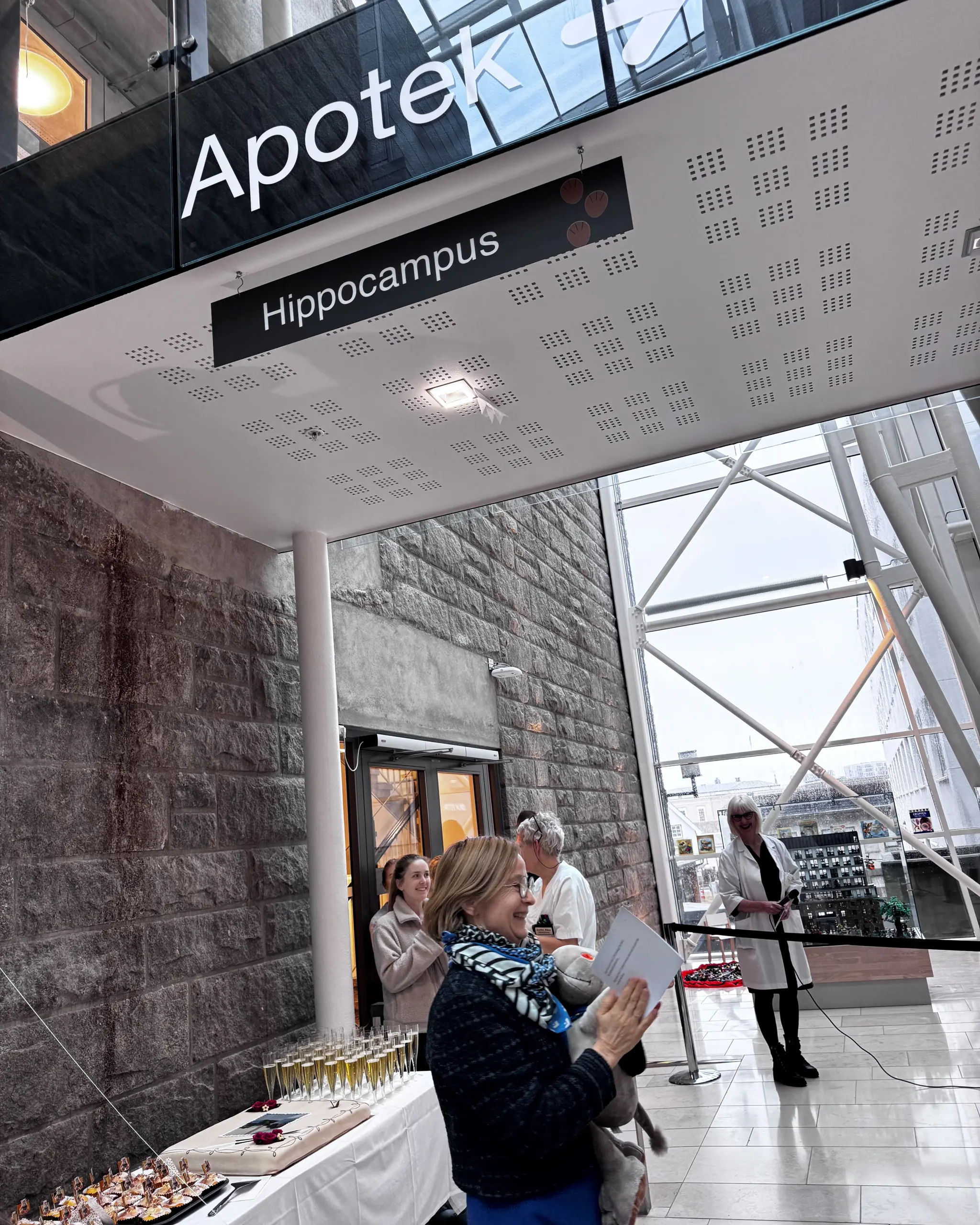 Ulike skilt som henger i taket