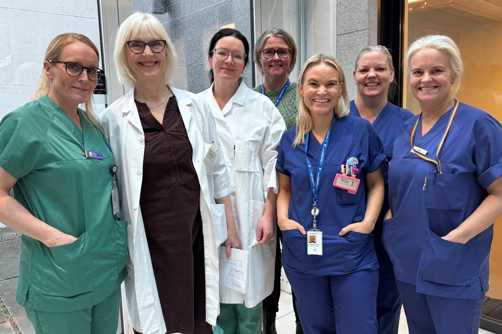 En gjeng med kvinner som står samlet og smiler