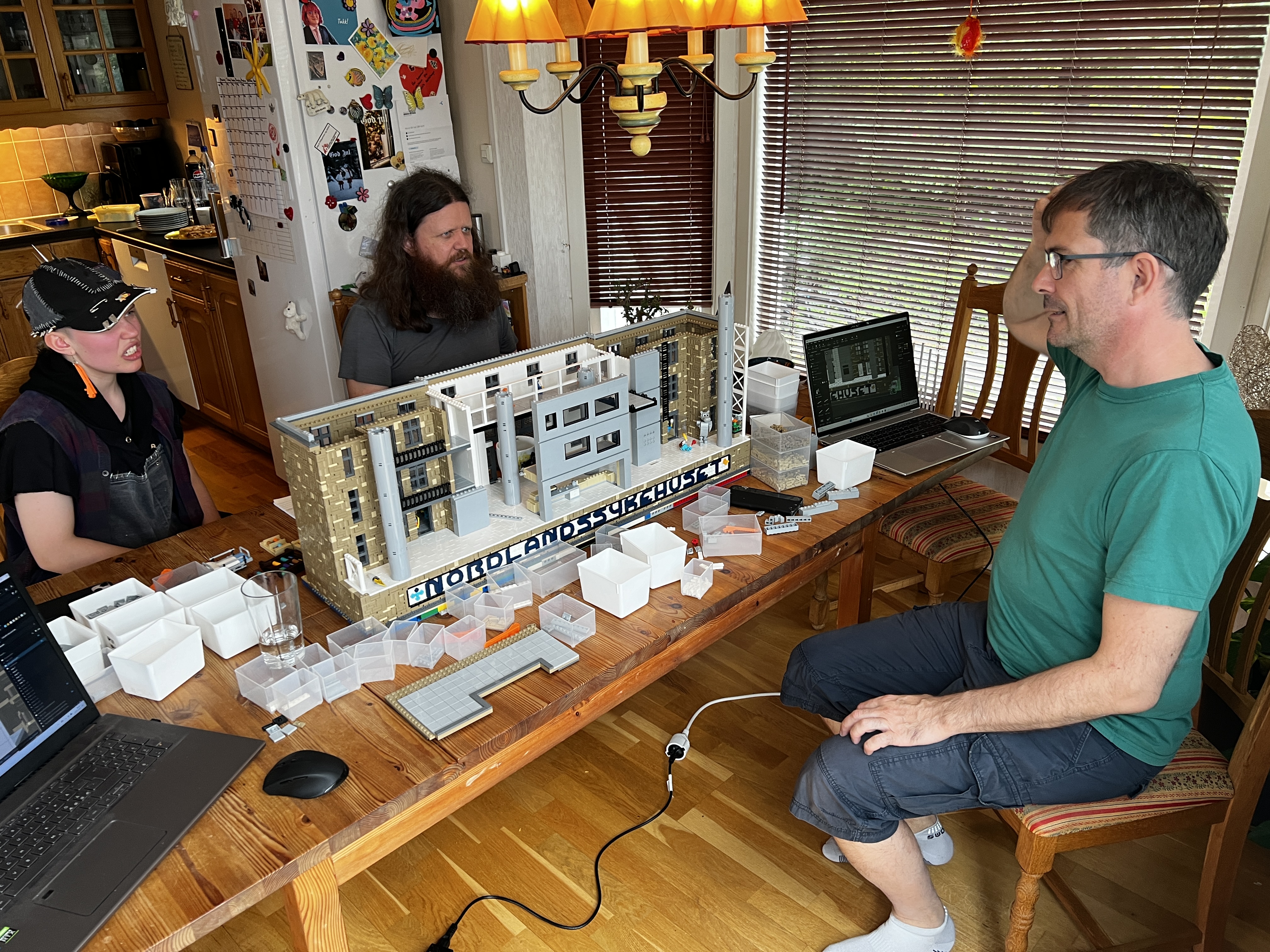 Tre personer som sitter rundt et bord