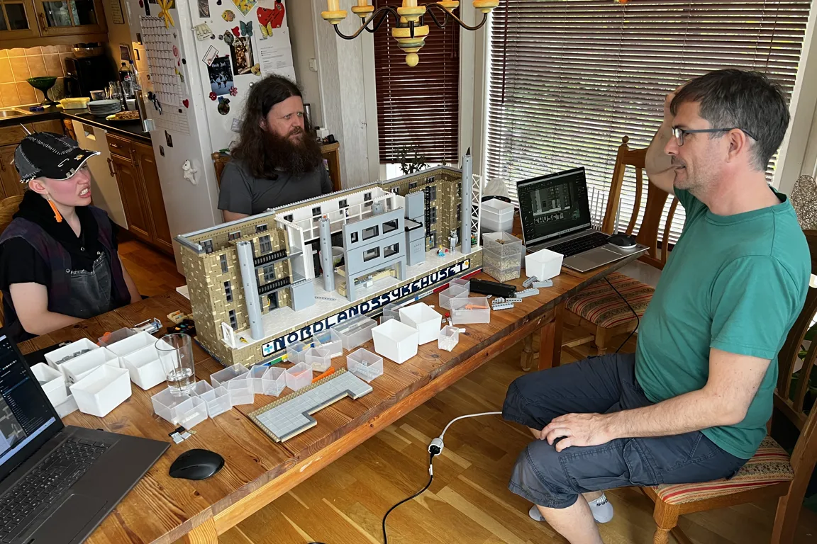 Tre personer som sitter rundt et bord