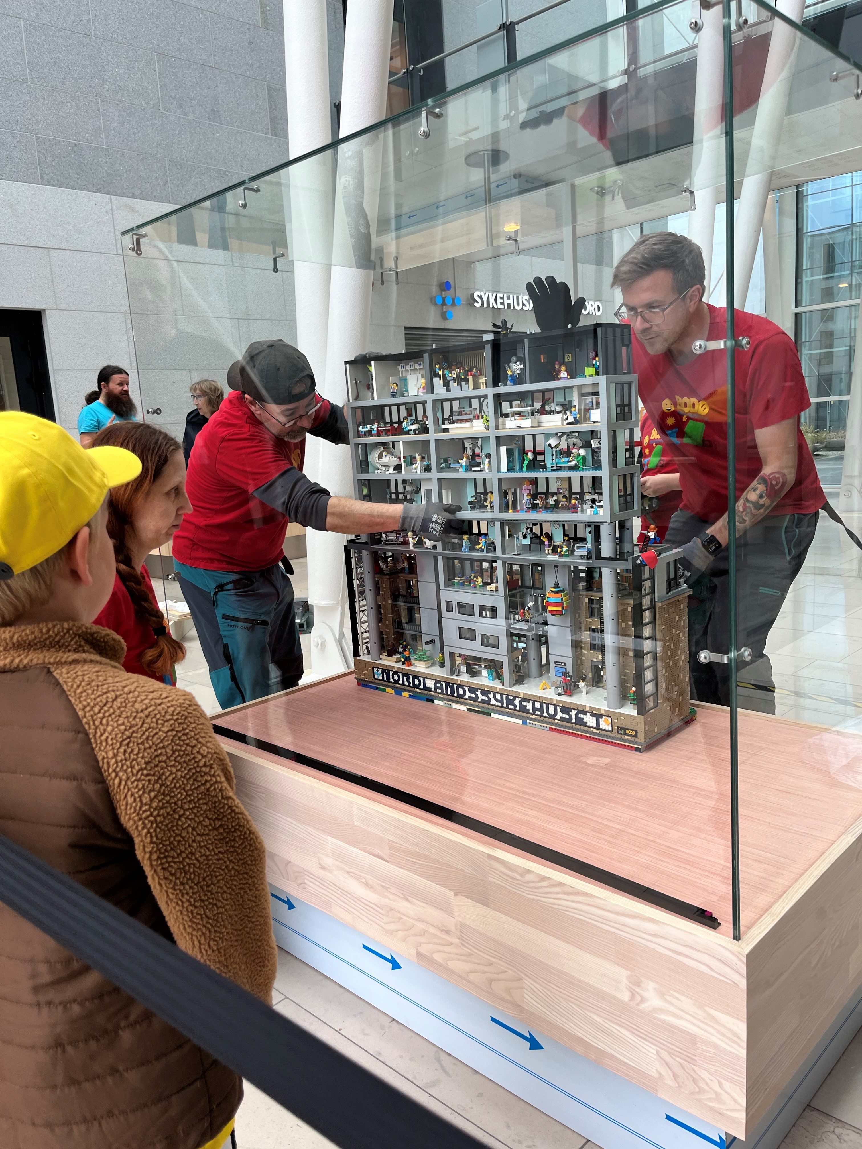 Folk som jobber med bygge legosykehus