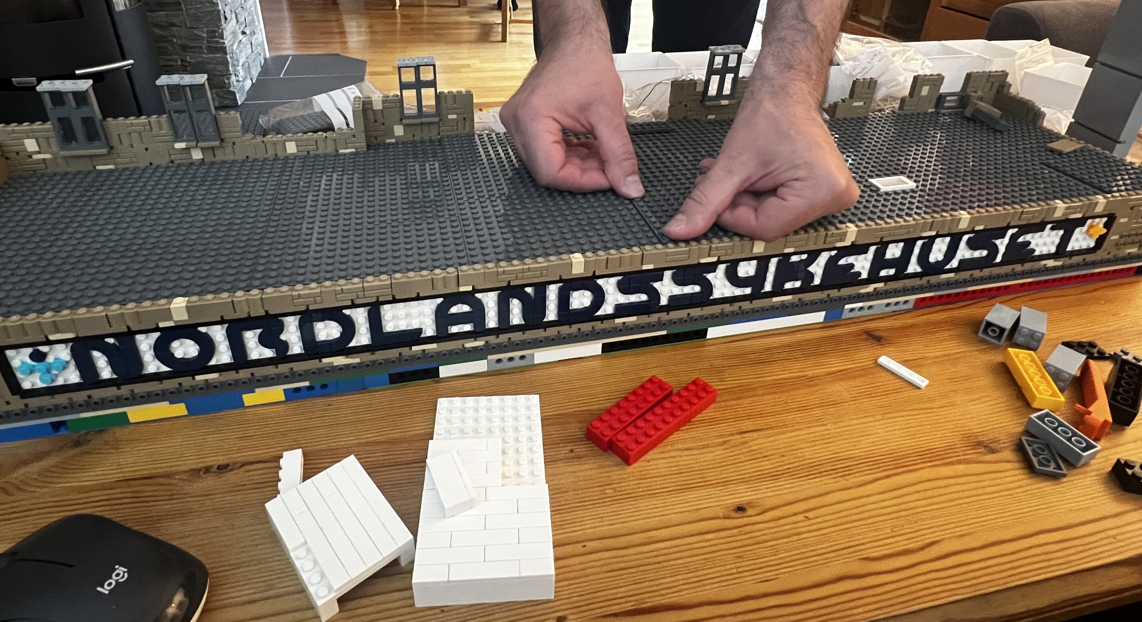 Nærbilde av hender som pusler