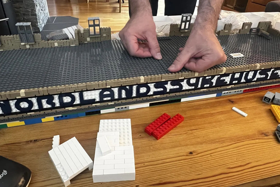 Nærbilde av hender som pusler