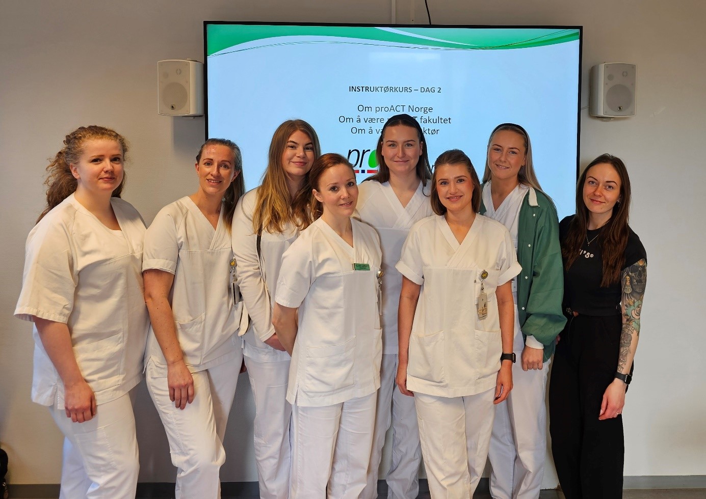 En gruppe kvinner som poserer for et bilde