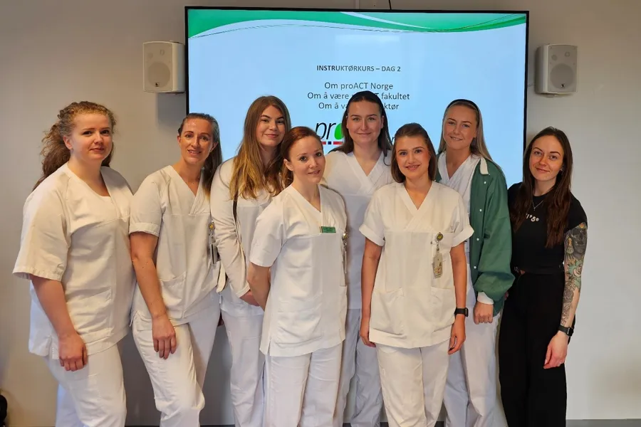 En gruppe kvinner som poserer for et bilde