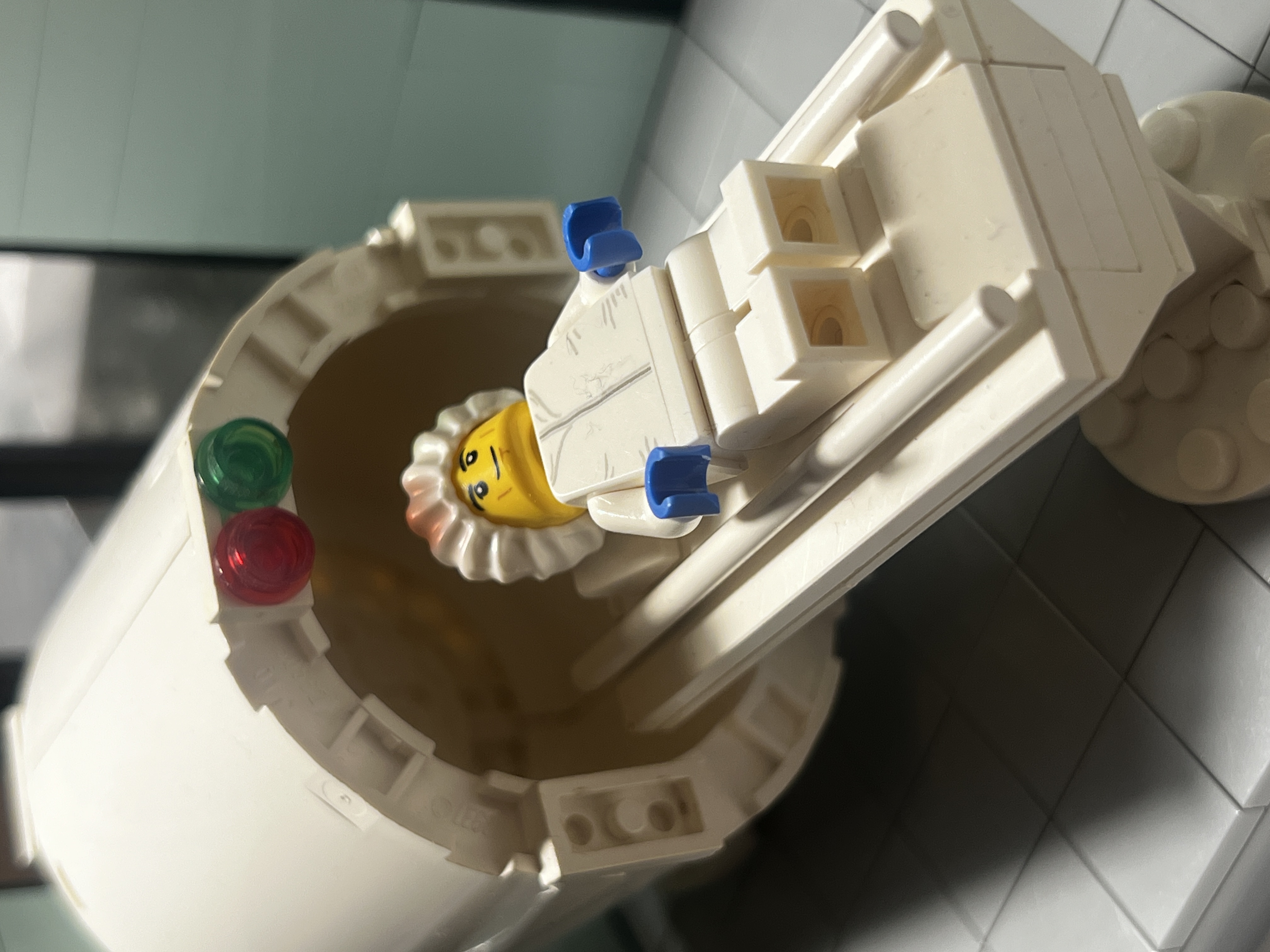 Legofigur som ligger på sykeseng av lego