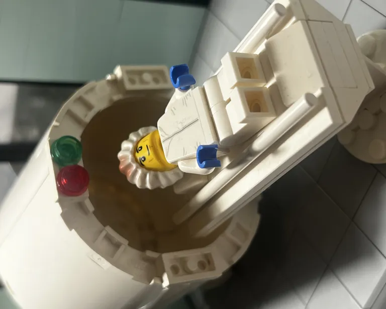 Legofigur som ligger på sykeseng av lego