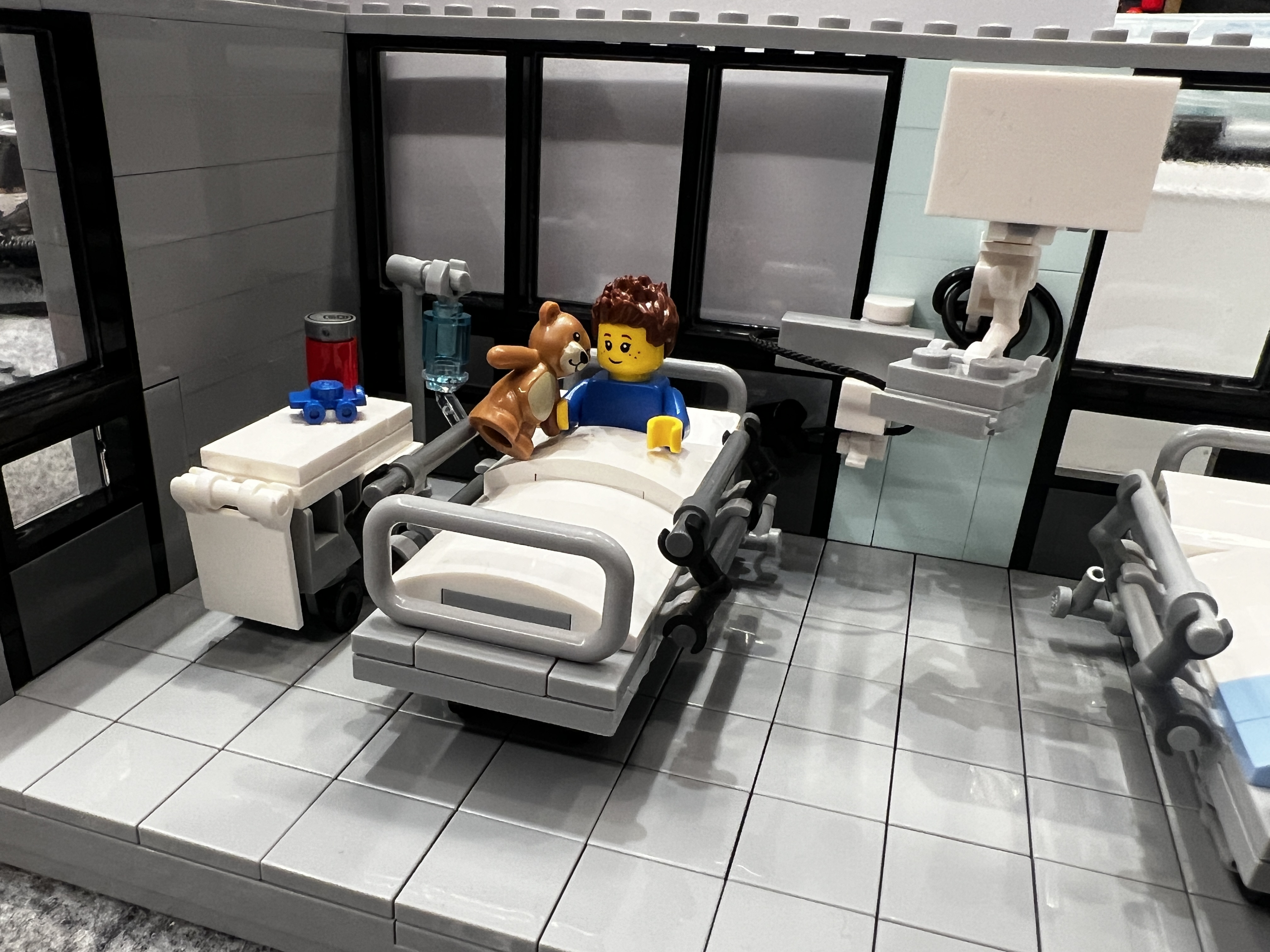 Et par leker på en stol