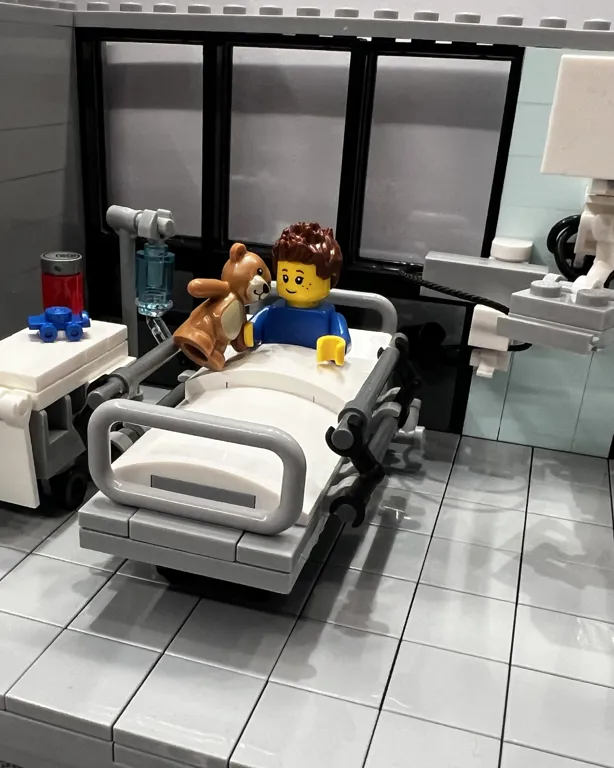 Et par leker på en stol