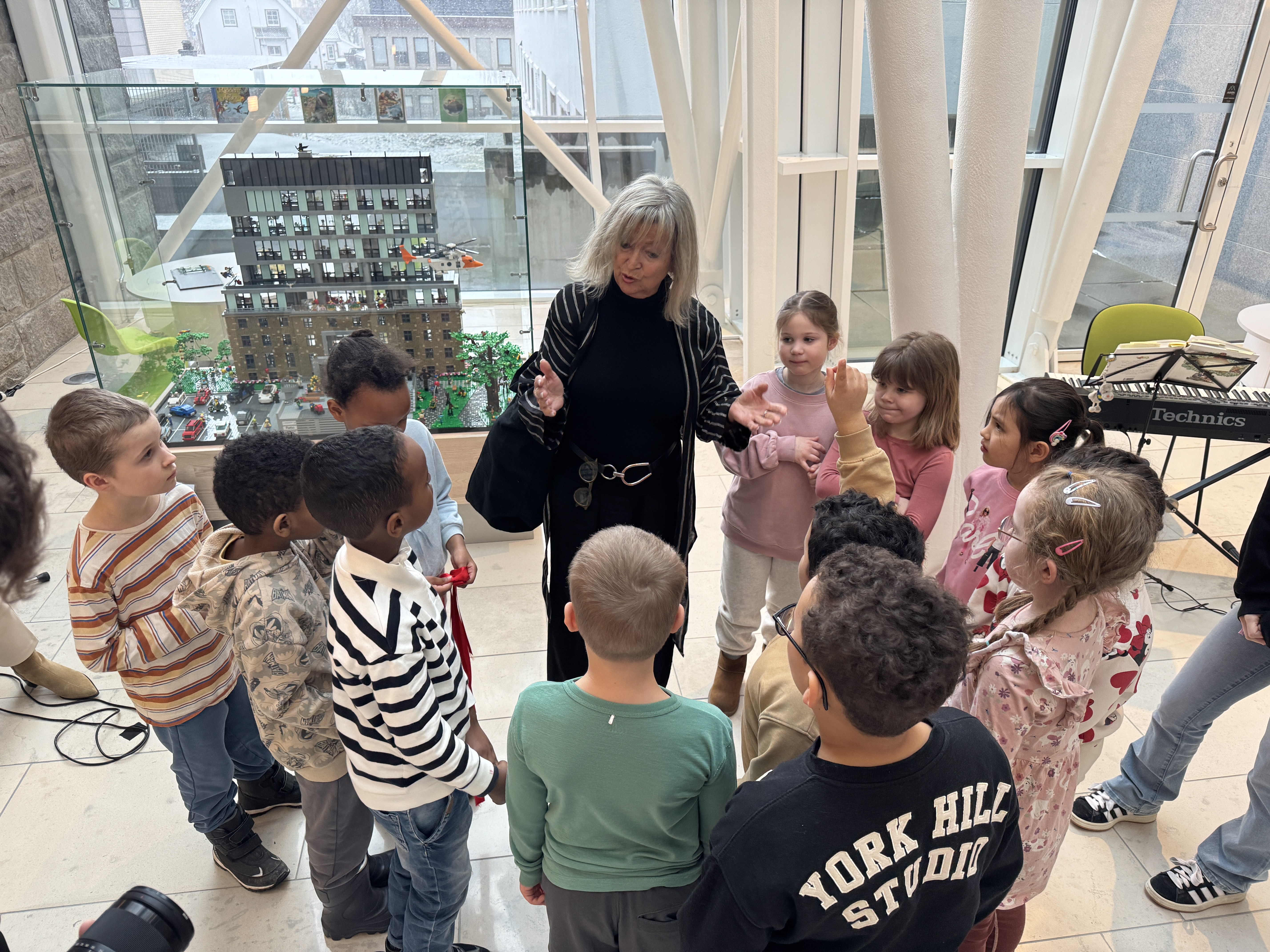 Dame som snakker til en liten gjeng med barn