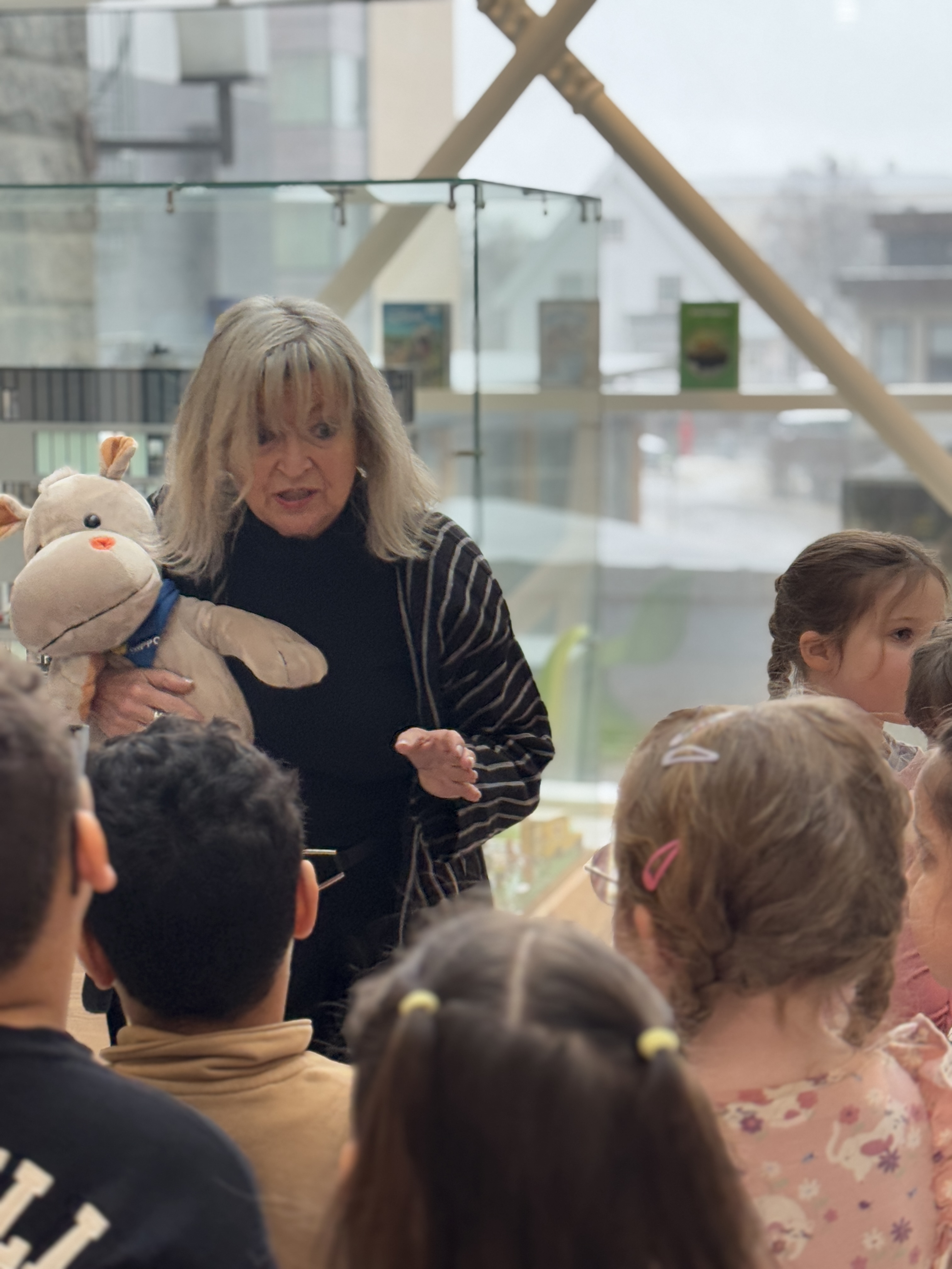 En person som holder en bamse