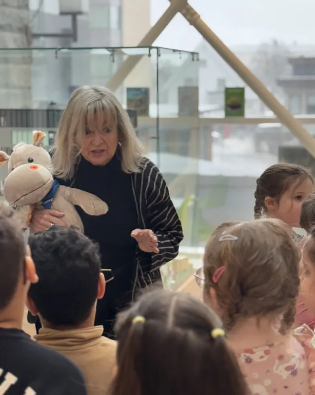 En person som holder en bamse