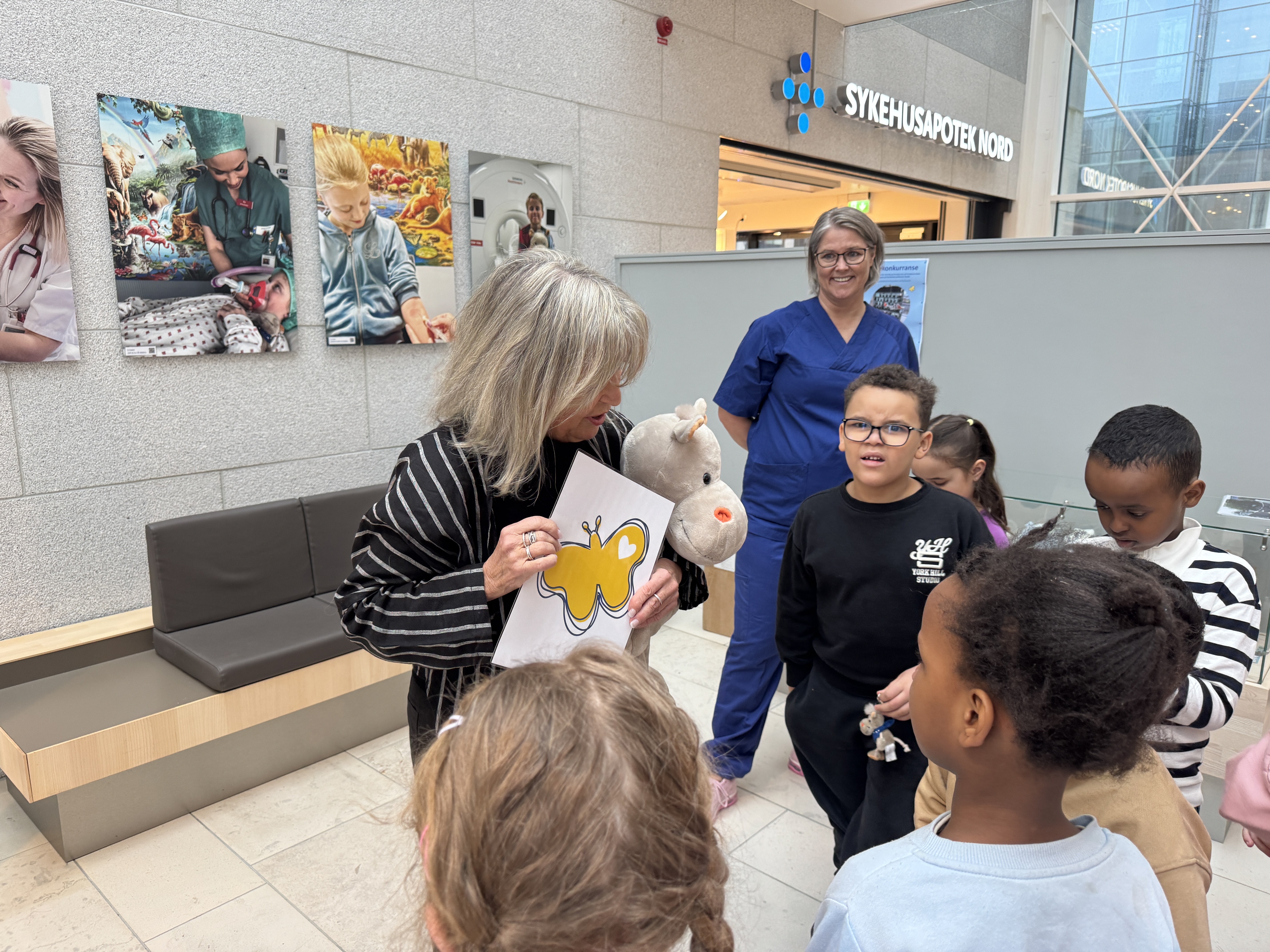 Dame som prater til en gruppe barn