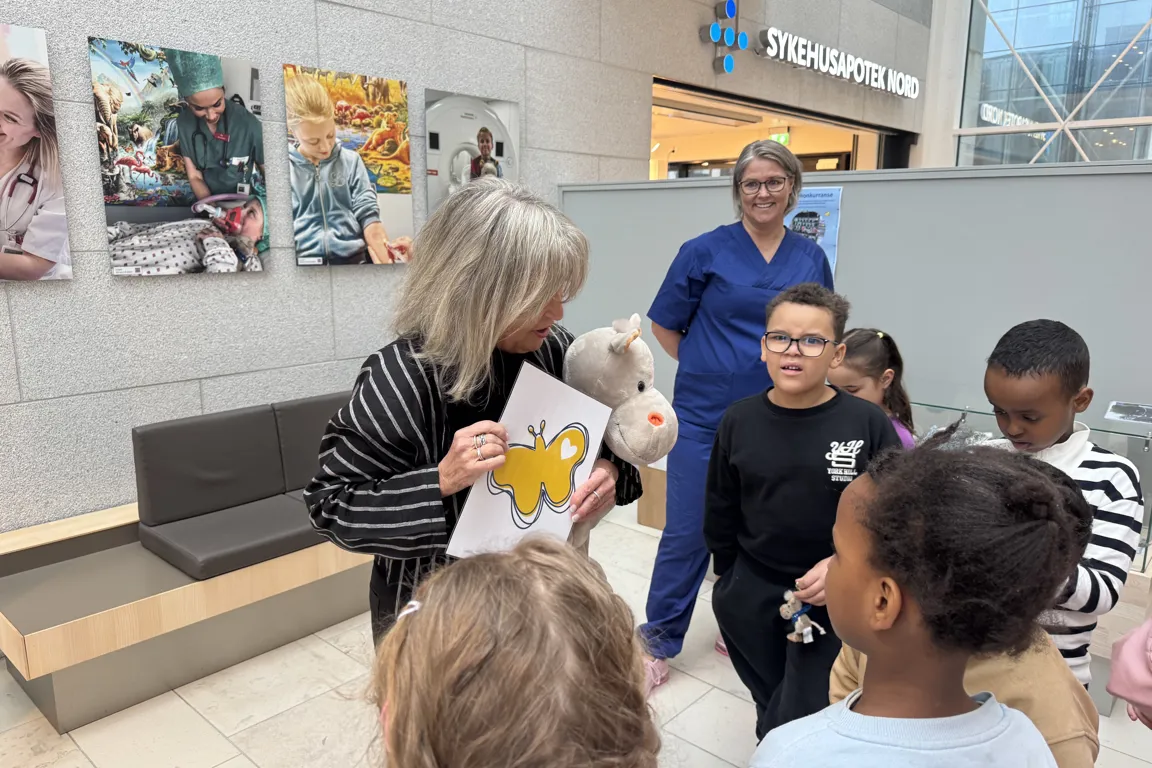 Dame som prater til en gruppe barn