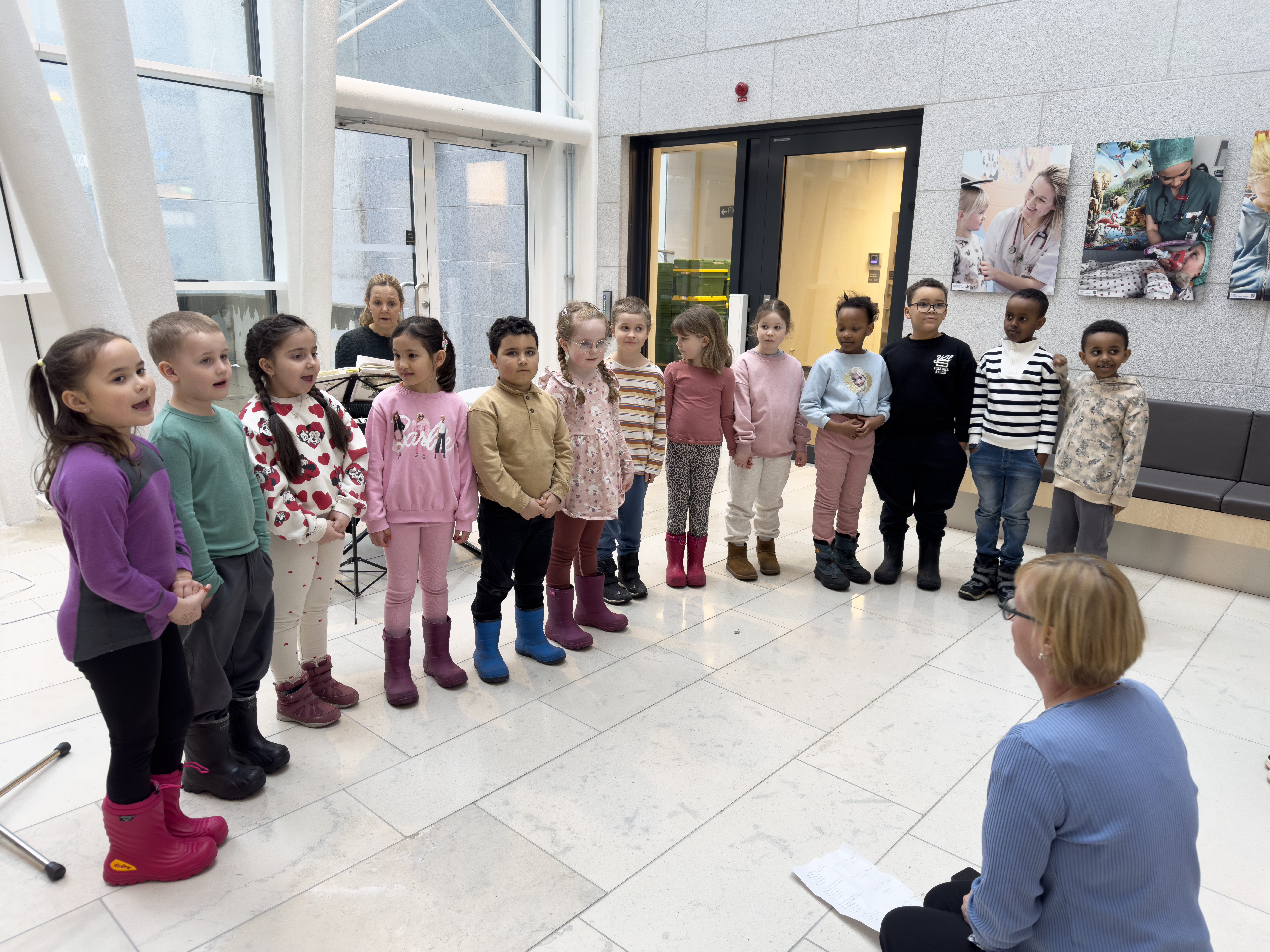 En gruppe barn som står oppstilt og skal synge