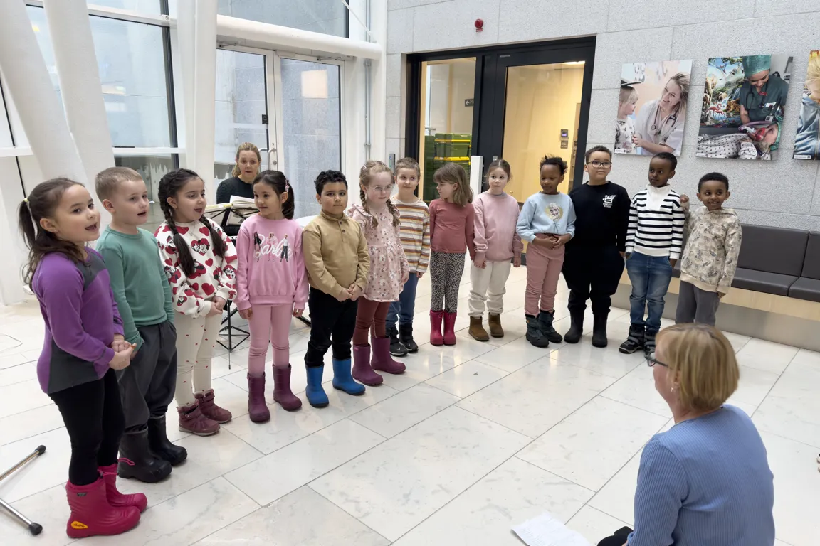 En gruppe barn som står oppstilt og skal synge