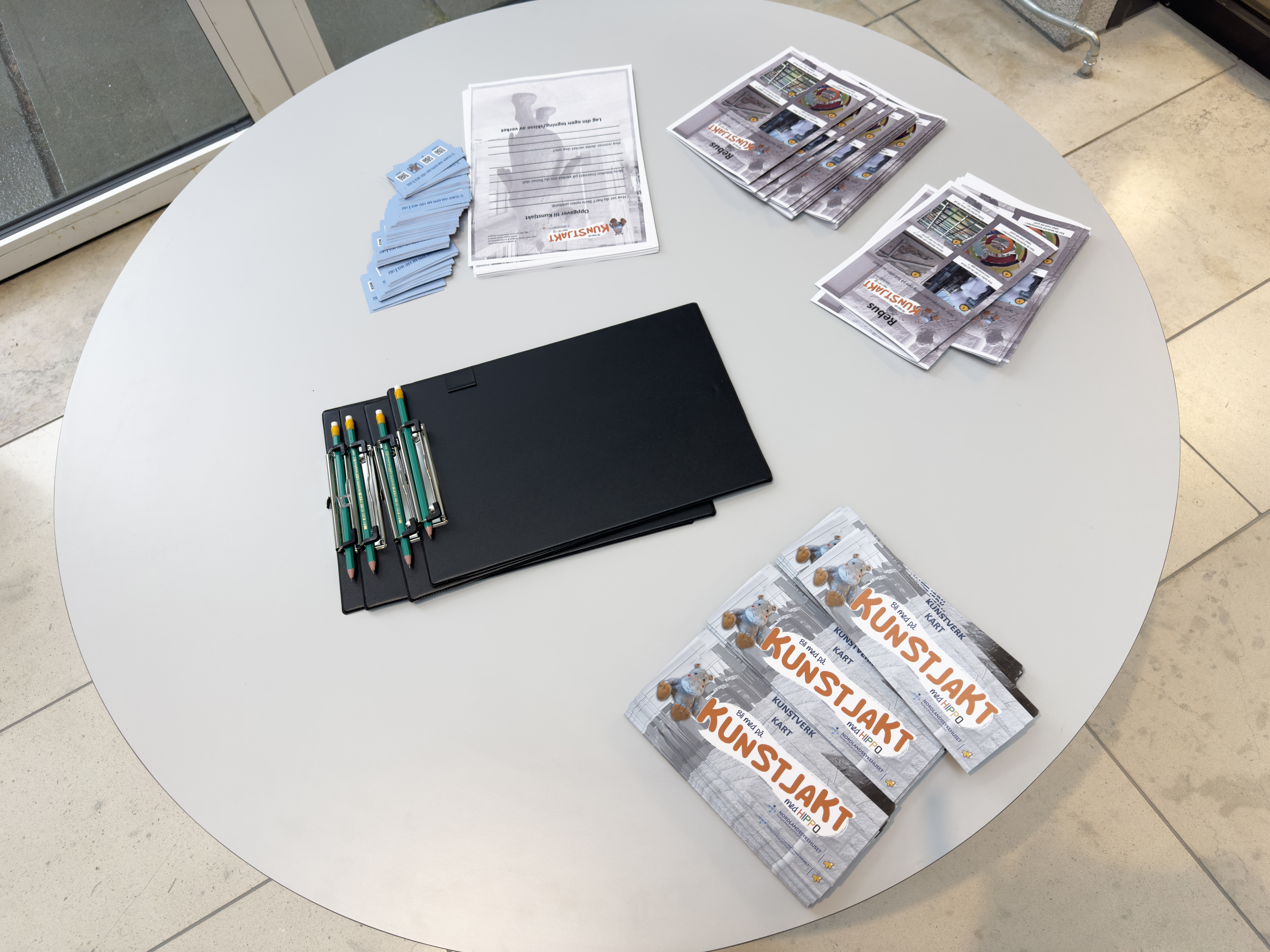 Et bord med brosjyrer