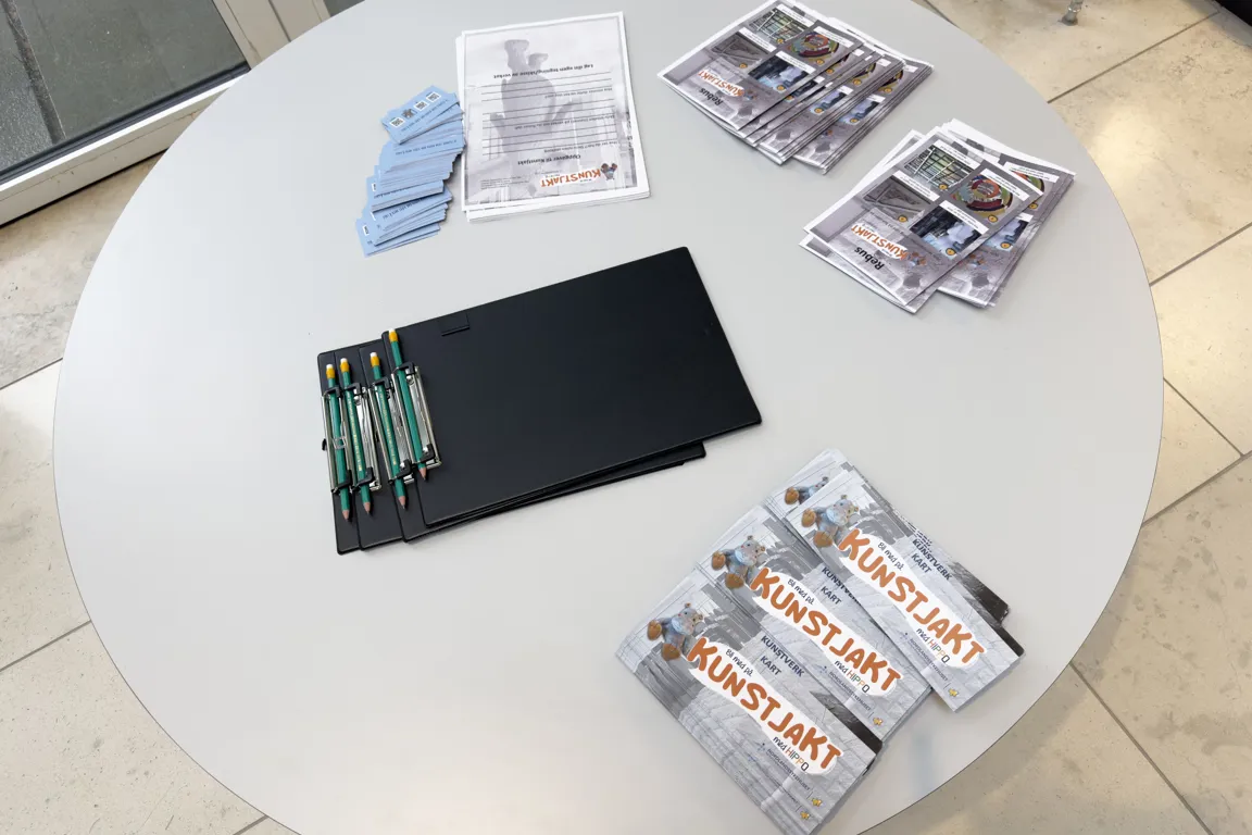 Et bord med brosjyrer