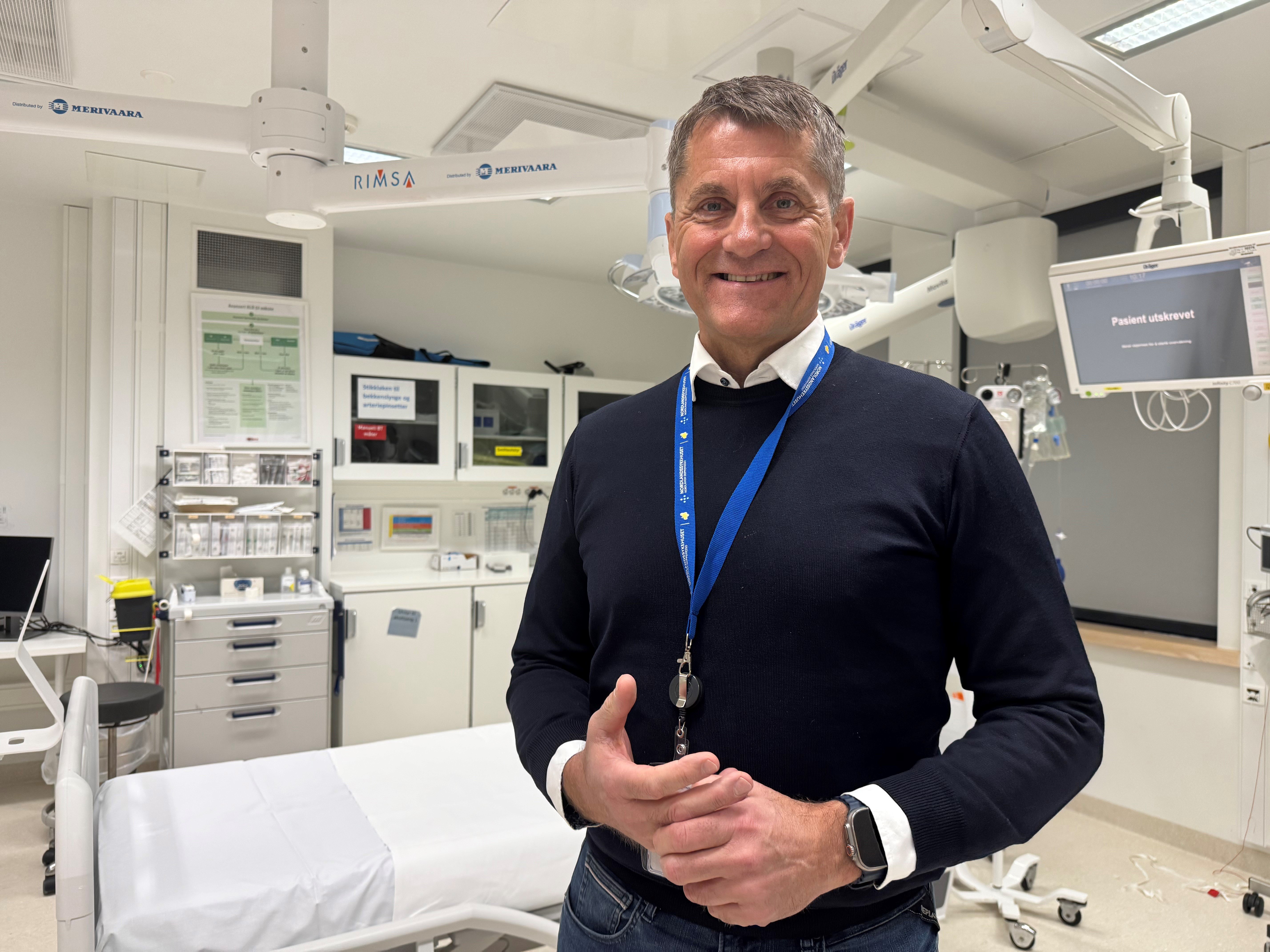 En mann på et sykehusrom