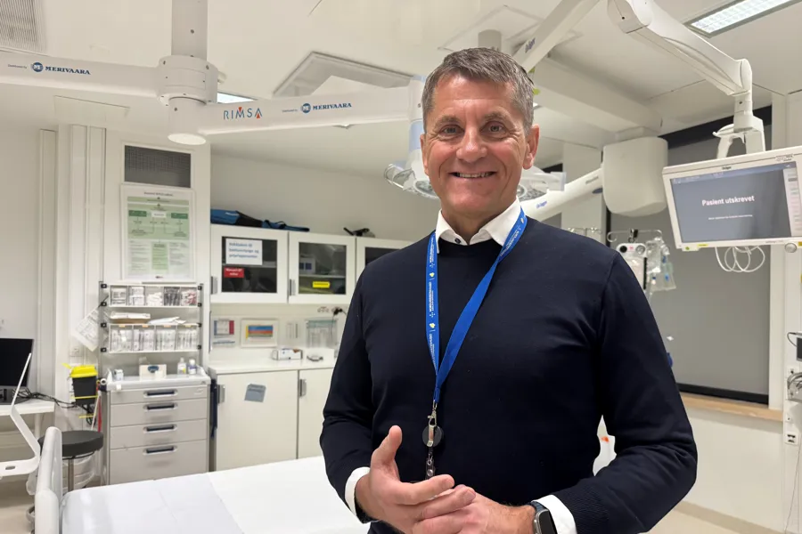 En mann på et sykehusrom